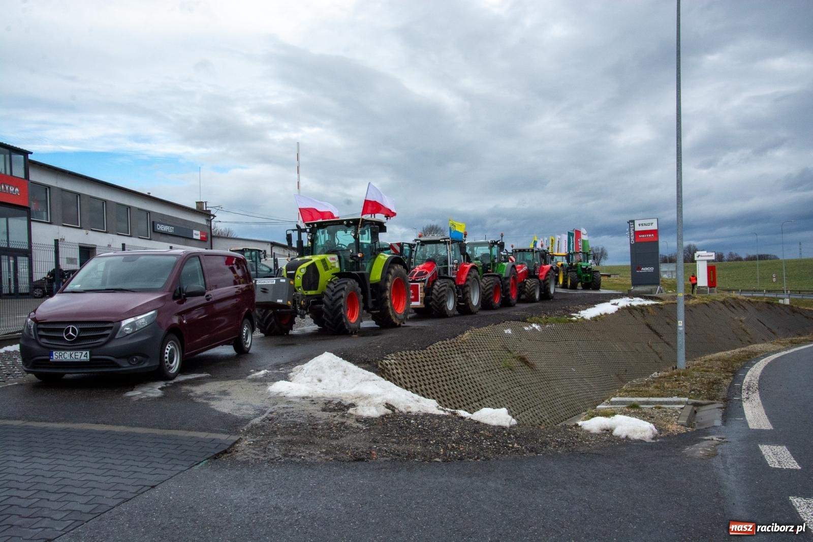 Zdjęcie w galerii na portalu naszraciborz.pl: Głód poczujesz, rolnika uszanujesz. Ponad setka maszyn wyjechała na DK 45 [FOTO i WIDEO] wiadomości z regionu