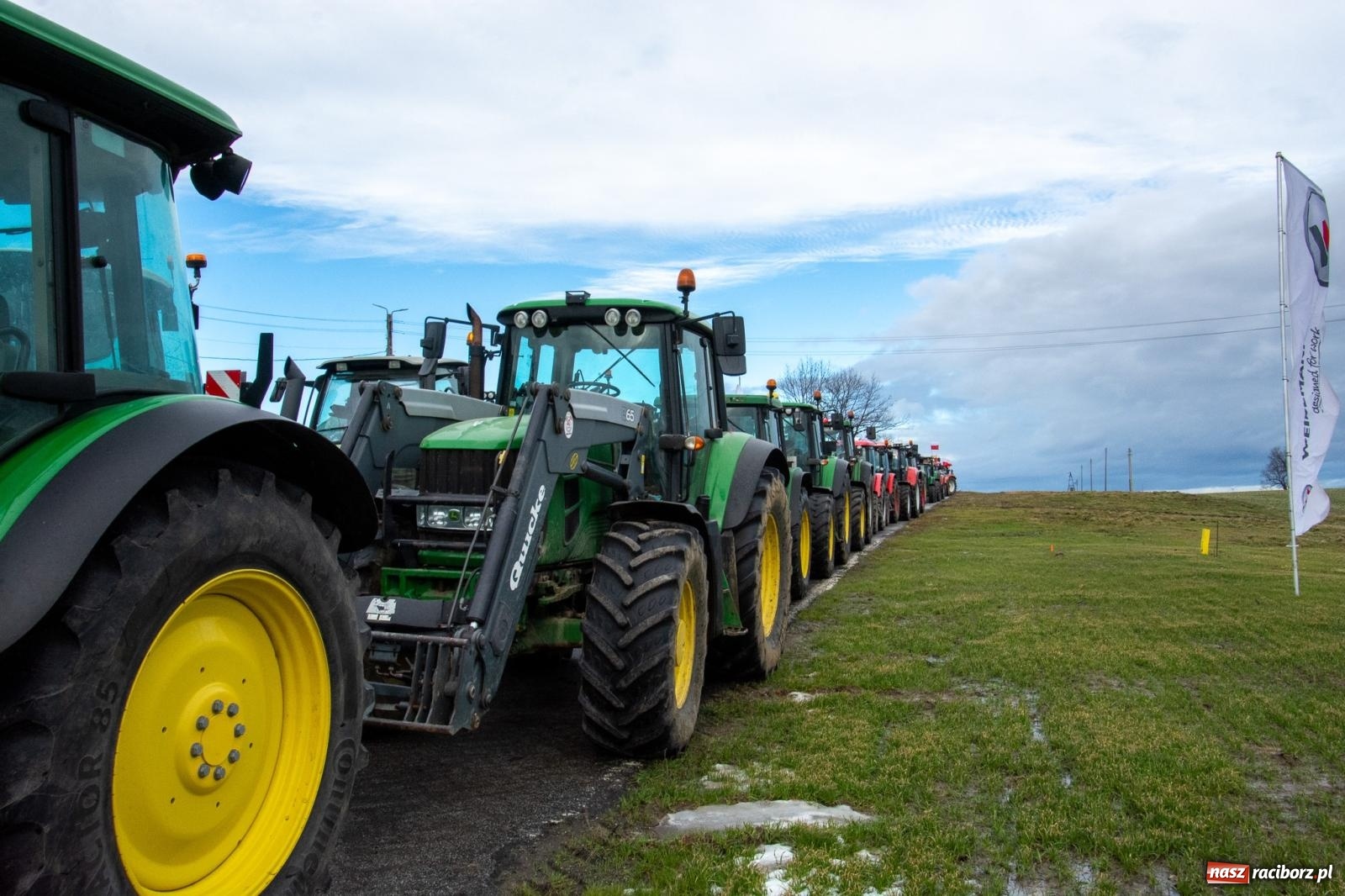 Zdjęcie w galerii na portalu naszraciborz.pl: Głód poczujesz, rolnika uszanujesz. Ponad setka maszyn wyjechała na DK 45 [FOTO i WIDEO] wiadomości z regionu