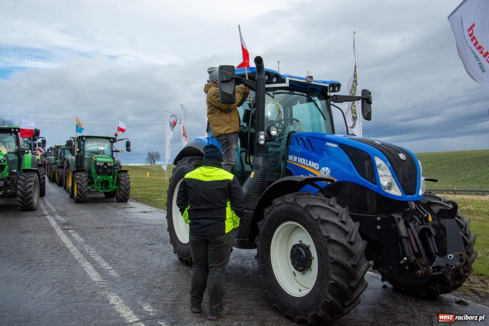 Zdjęcie w galerii na portalu naszraciborz.pl: Głód poczujesz, rolnika uszanujesz. Ponad setka maszyn wyjechała na DK 45 [FOTO i WIDEO] wiadomości z regionu