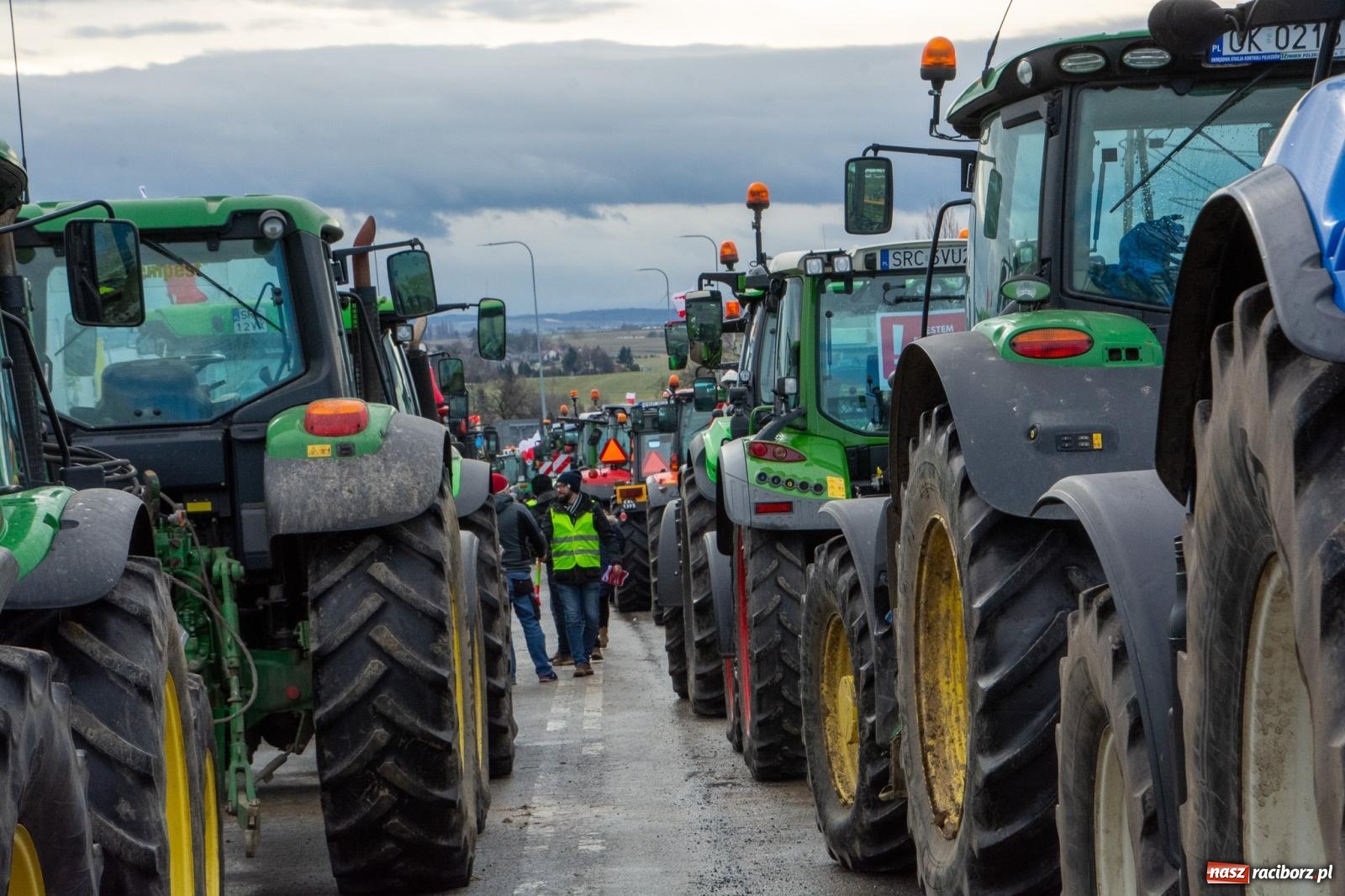 Zdjęcie w galerii na portalu naszraciborz.pl: Głód poczujesz, rolnika uszanujesz. Ponad setka maszyn wyjechała na DK 45 [FOTO i WIDEO] wiadomości z regionu