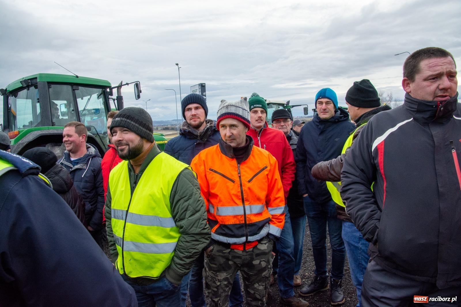Zdjęcie w galerii na portalu naszraciborz.pl: Głód poczujesz, rolnika uszanujesz. Ponad setka maszyn wyjechała na DK 45 [FOTO i WIDEO] wiadomości z regionu