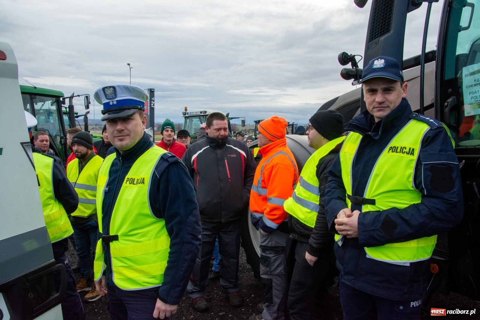 Zdjęcie w galerii na portalu naszraciborz.pl: Głód poczujesz, rolnika uszanujesz. Ponad setka maszyn wyjechała na DK 45 [FOTO i WIDEO] wiadomości z regionu