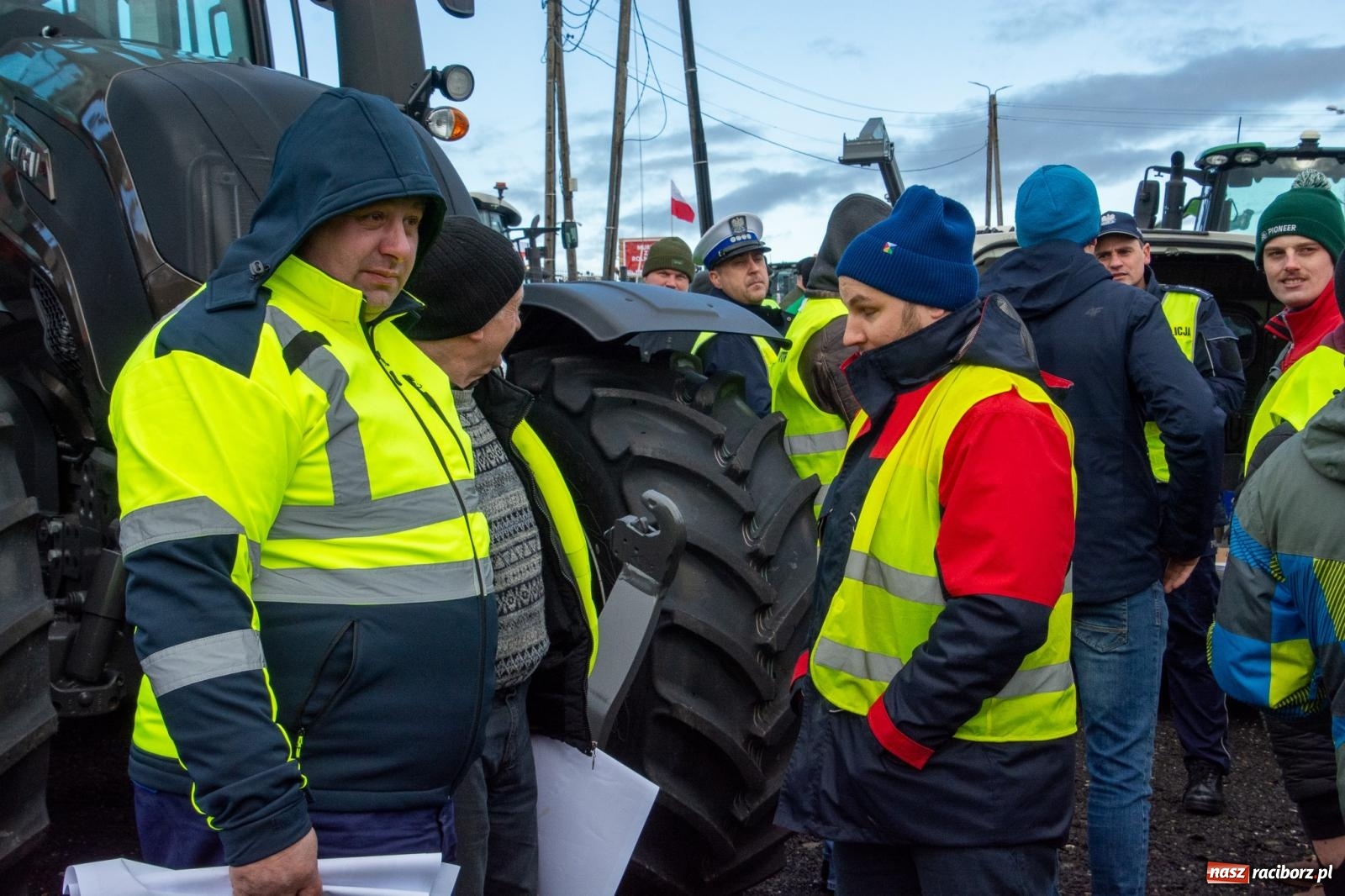 Zdjęcie w galerii na portalu naszraciborz.pl: Głód poczujesz, rolnika uszanujesz. Ponad setka maszyn wyjechała na DK 45 [FOTO i WIDEO] wiadomości z regionu