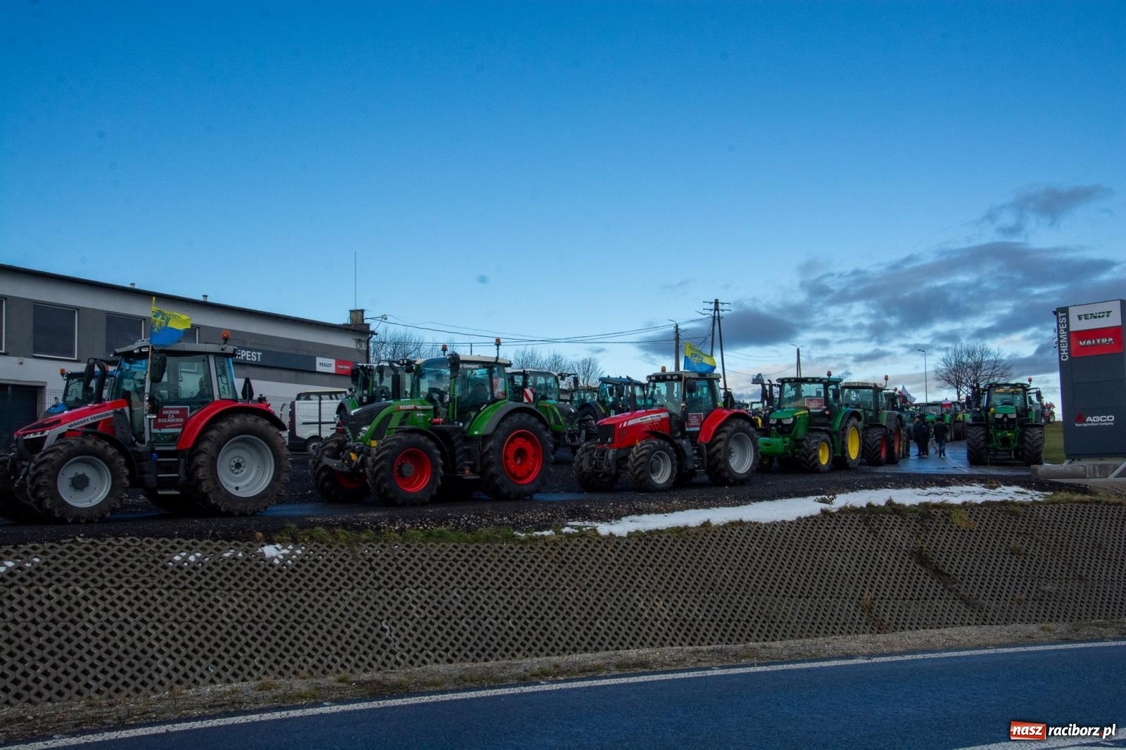 Zdjęcie w galerii na portalu naszraciborz.pl: Głód poczujesz, rolnika uszanujesz. Ponad setka maszyn wyjechała na DK 45 [FOTO i WIDEO] wiadomości z regionu