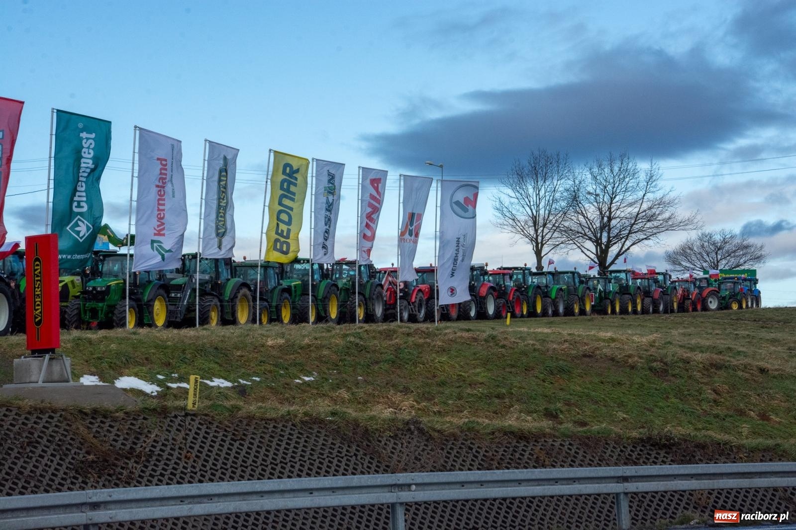 Zdjęcie w galerii na portalu naszraciborz.pl: Głód poczujesz, rolnika uszanujesz. Ponad setka maszyn wyjechała na DK 45 [FOTO i WIDEO] wiadomości z regionu