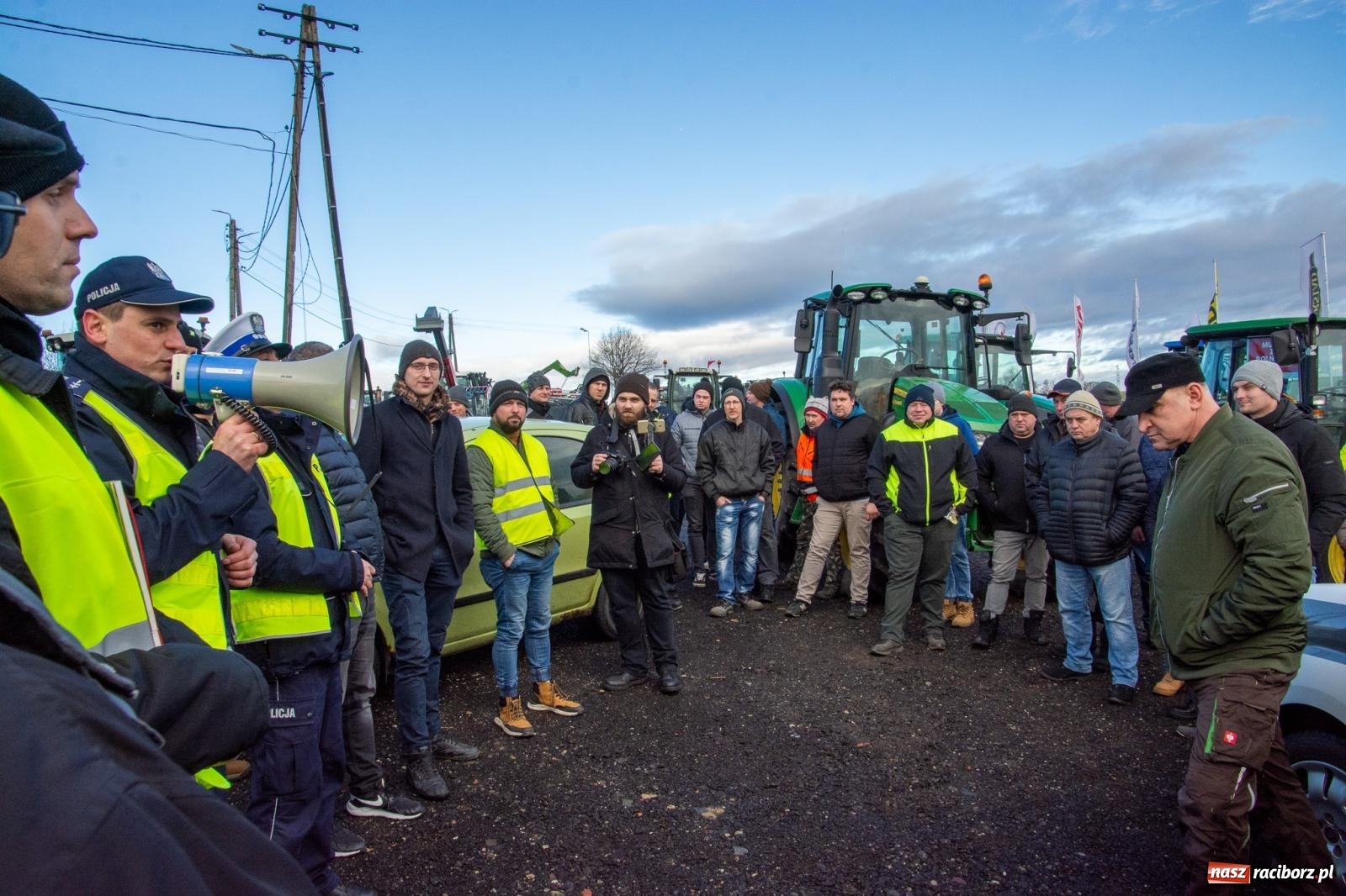 Zdjęcie w galerii na portalu naszraciborz.pl: Głód poczujesz, rolnika uszanujesz. Ponad setka maszyn wyjechała na DK 45 [FOTO i WIDEO] wiadomości z regionu