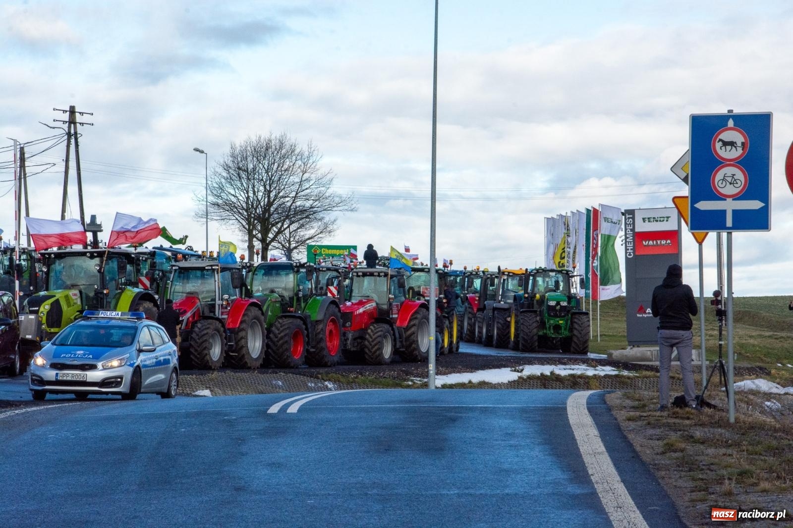 Zdjęcie w galerii na portalu naszraciborz.pl: Głód poczujesz, rolnika uszanujesz. Ponad setka maszyn wyjechała na DK 45 [FOTO i WIDEO] wiadomości z regionu