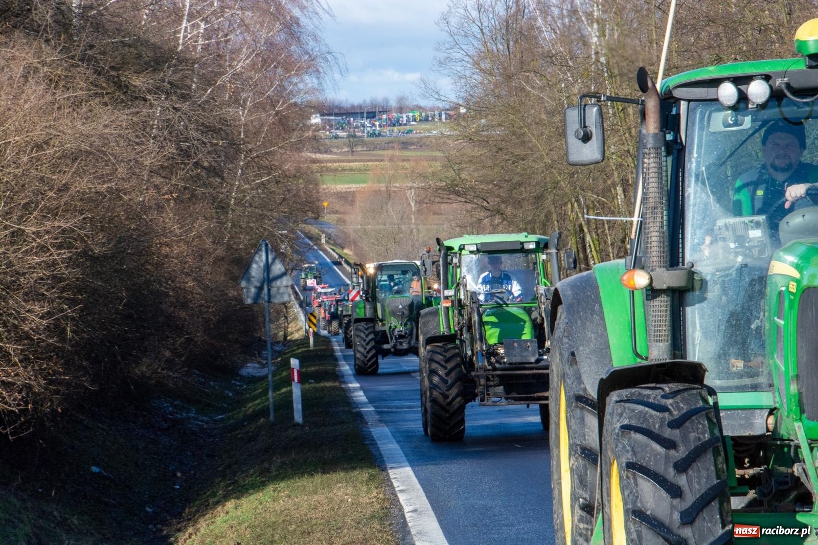 Zdjęcie w galerii na portalu naszraciborz.pl: Głód poczujesz, rolnika uszanujesz. Ponad setka maszyn wyjechała na DK 45 [FOTO i WIDEO] wiadomości z regionu