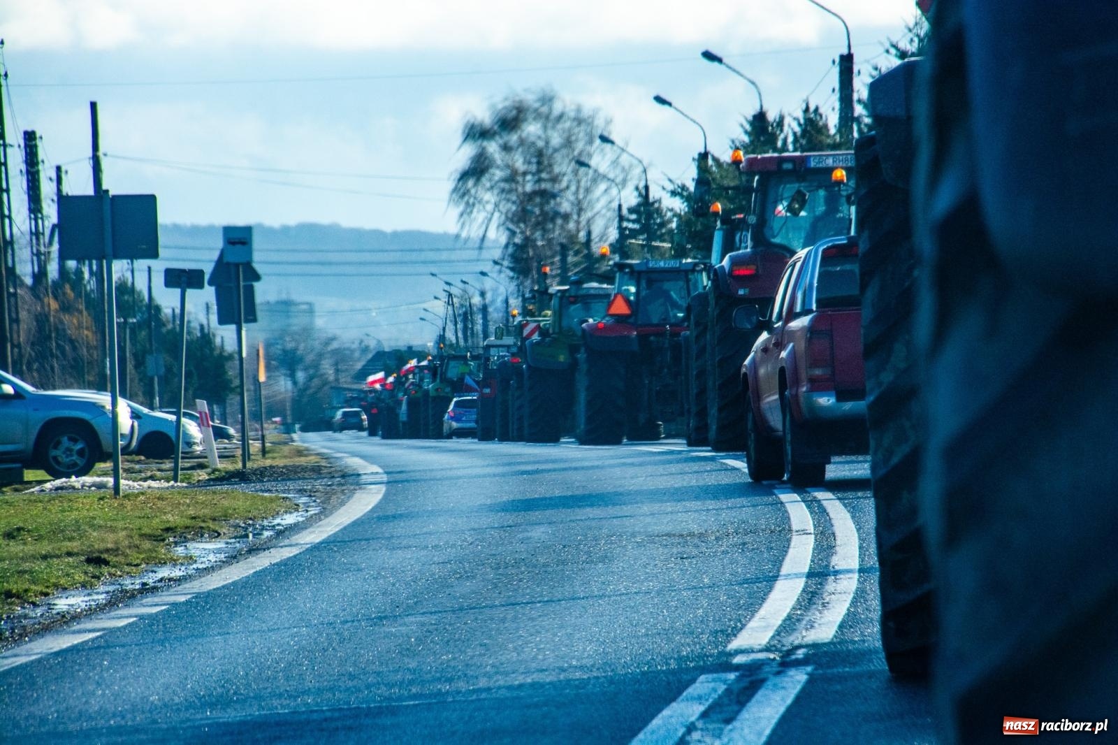 Zdjęcie w galerii na portalu naszraciborz.pl: Głód poczujesz, rolnika uszanujesz. Ponad setka maszyn wyjechała na DK 45 [FOTO i WIDEO] wiadomości z regionu
