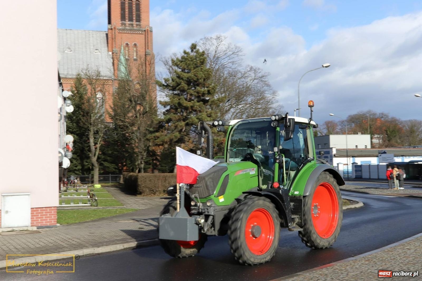 Zdjęcie w galerii na portalu naszraciborz.pl: Głód poczujesz, rolnika uszanujesz. Ponad setka maszyn wyjechała na DK 45 [FOTO i WIDEO] wiadomości z regionu
