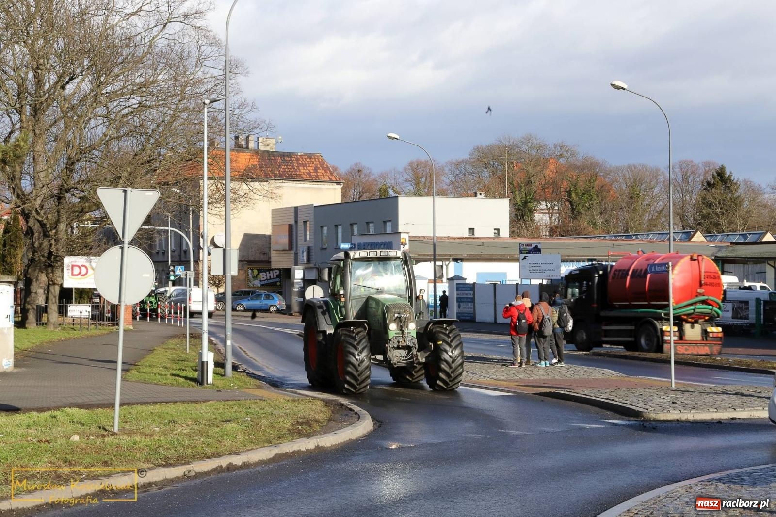 Zdjęcie w galerii na portalu naszraciborz.pl: Głód poczujesz, rolnika uszanujesz. Ponad setka maszyn wyjechała na DK 45 [FOTO i WIDEO] wiadomości z regionu
