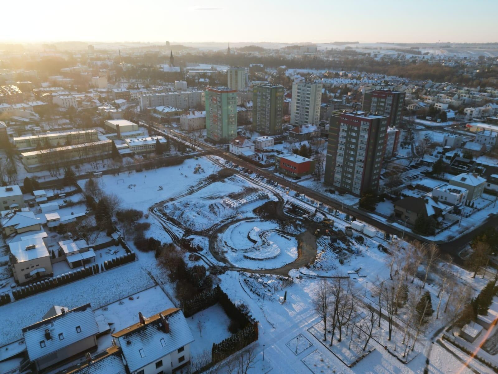 Zdjęcie w galerii na portalu naszraciborz.pl: Trwa budowa trzeciej raciborskiej tężni. Zielone płuca Ostroga to pomysł radnego Kuligi [FILM Z DRONA] wiadomości z regionu