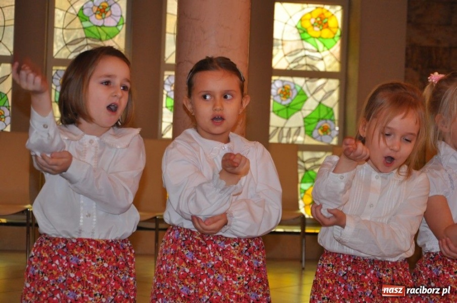 Zdjęcie w galerii na portalu naszraciborz.pl: Z piosenką wyśpiewaną przez wnuczęta wiadomości z regionu