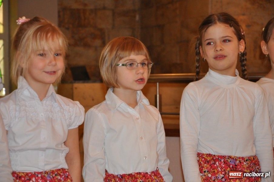 Zdjęcie w galerii na portalu naszraciborz.pl: Z piosenką wyśpiewaną przez wnuczęta wiadomości z regionu