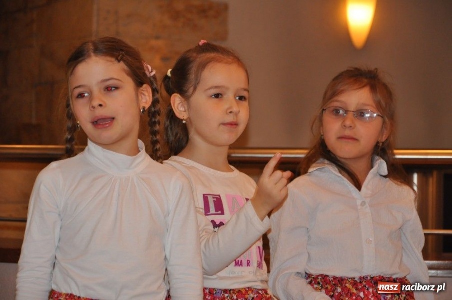 Zdjęcie w galerii na portalu naszraciborz.pl: Z piosenką wyśpiewaną przez wnuczęta wiadomości z regionu