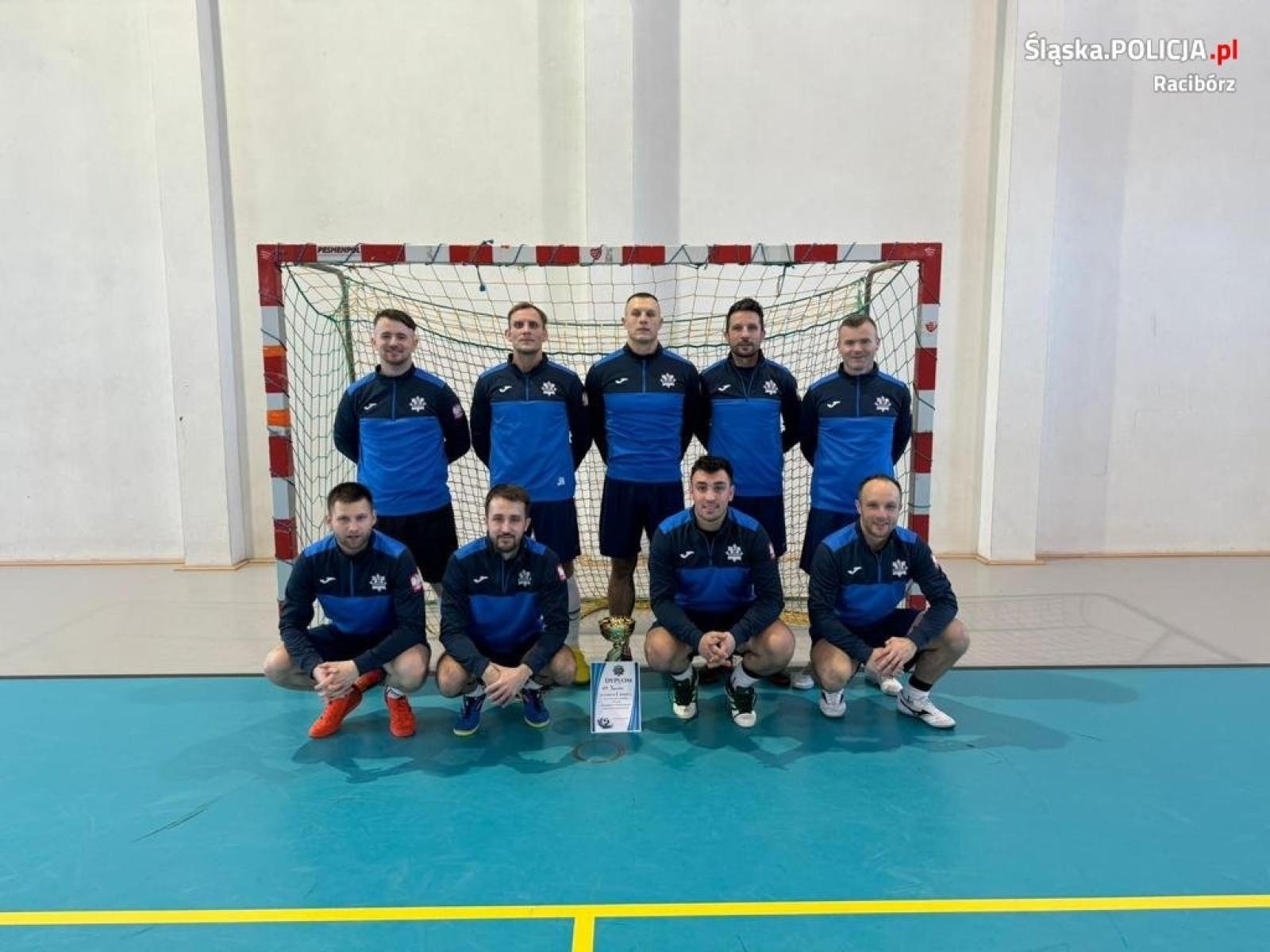 Zdjęcie w galerii na portalu naszraciborz.pl: Futboliści raciborskiej komendy wygrali w Głubczycach wiadomości z regionu
