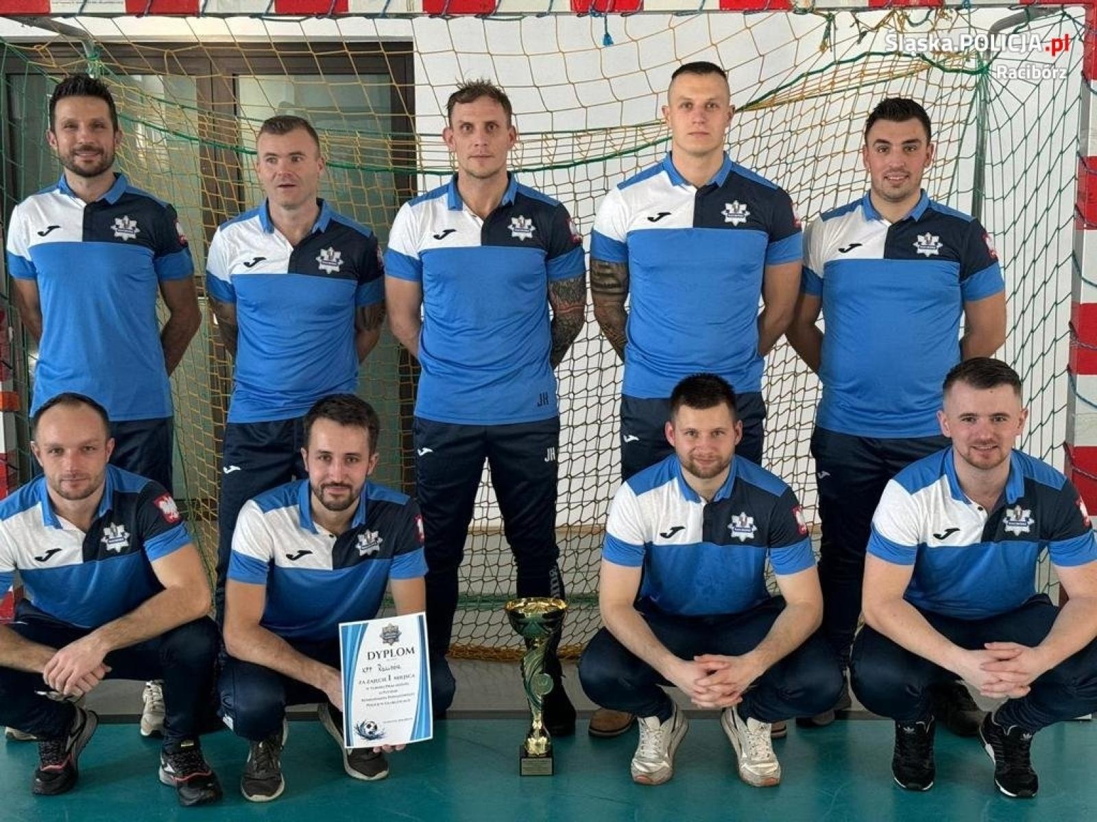 Zdjęcie w galerii na portalu naszraciborz.pl: Futboliści raciborskiej komendy wygrali w Głubczycach wiadomości z regionu