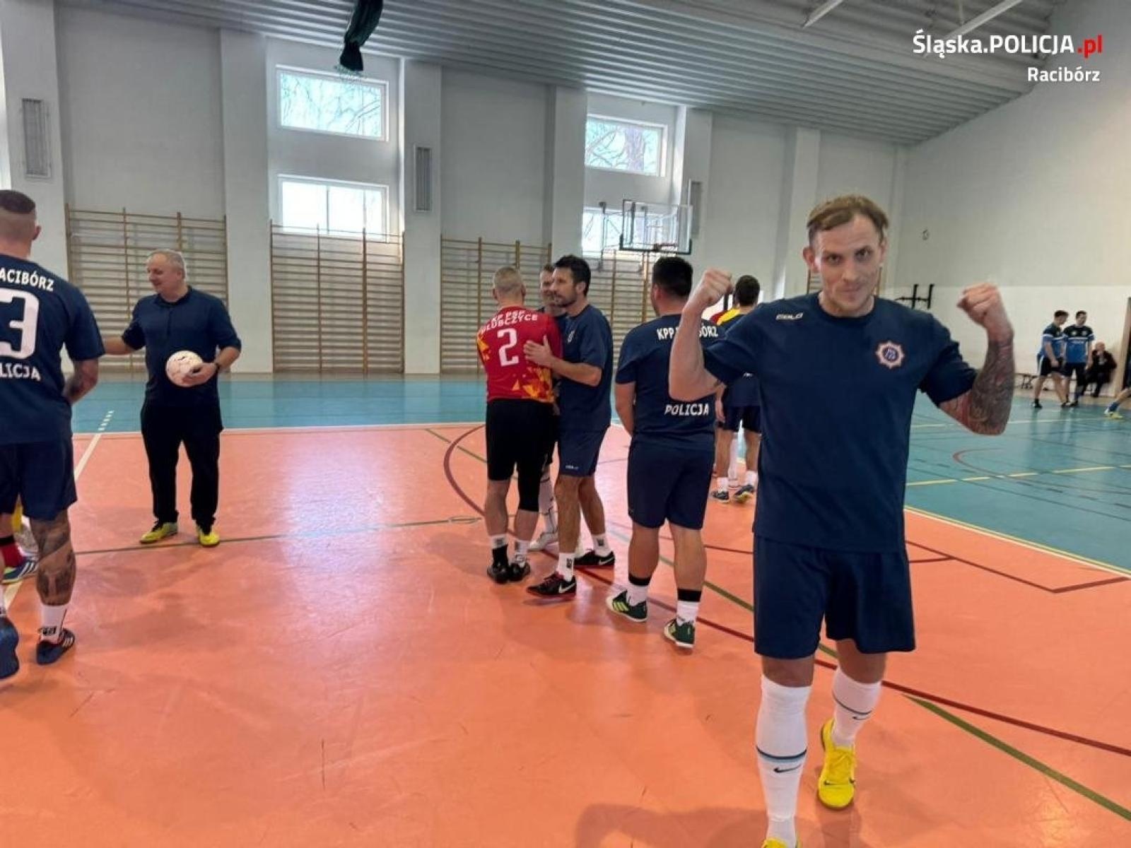 Zdjęcie w galerii na portalu naszraciborz.pl: Futboliści raciborskiej komendy wygrali w Głubczycach wiadomości z regionu