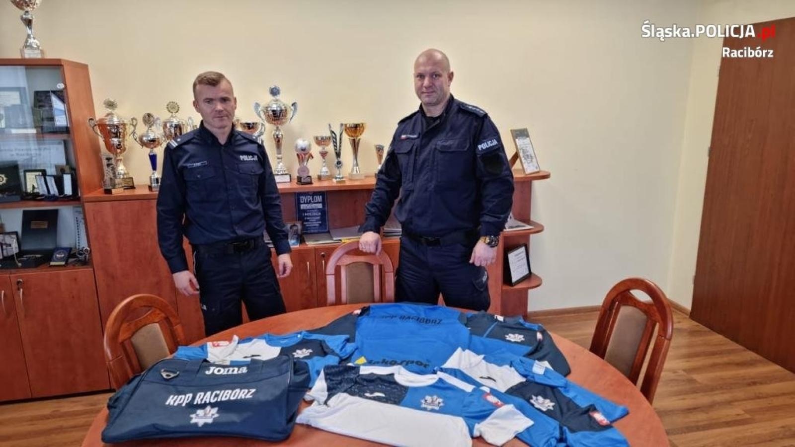 Zdjęcie w galerii na portalu naszraciborz.pl: Futboliści raciborskiej komendy wygrali w Głubczycach wiadomości z regionu