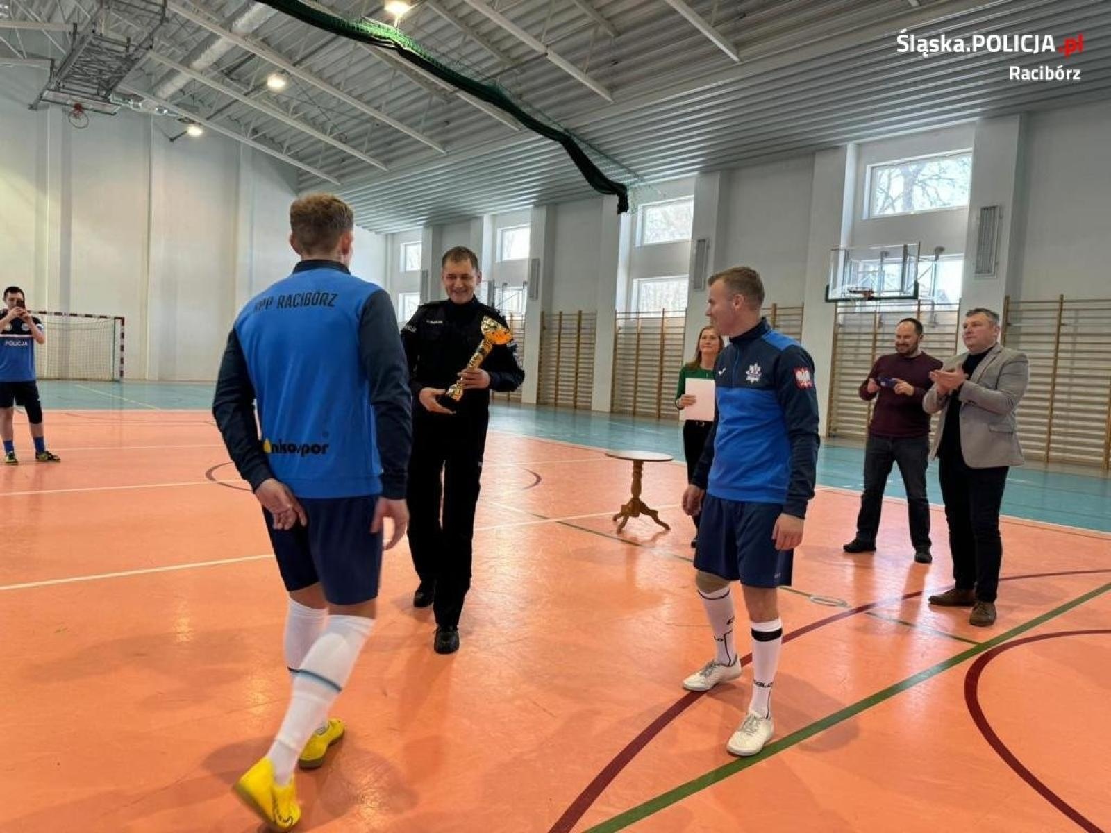 Zdjęcie w galerii na portalu naszraciborz.pl: Futboliści raciborskiej komendy wygrali w Głubczycach wiadomości z regionu