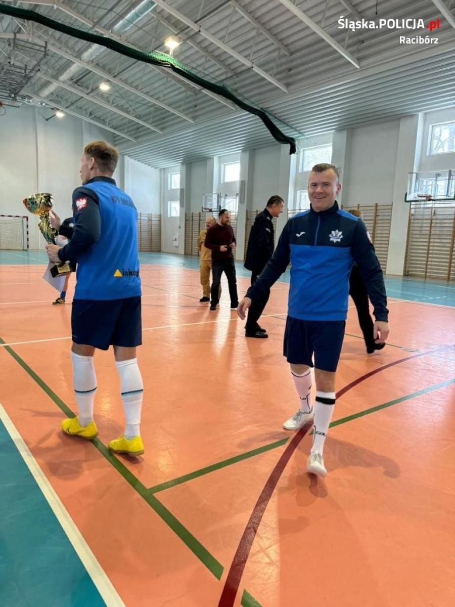 Zdjęcie w galerii na portalu naszraciborz.pl: Futboliści raciborskiej komendy wygrali w Głubczycach wiadomości z regionu