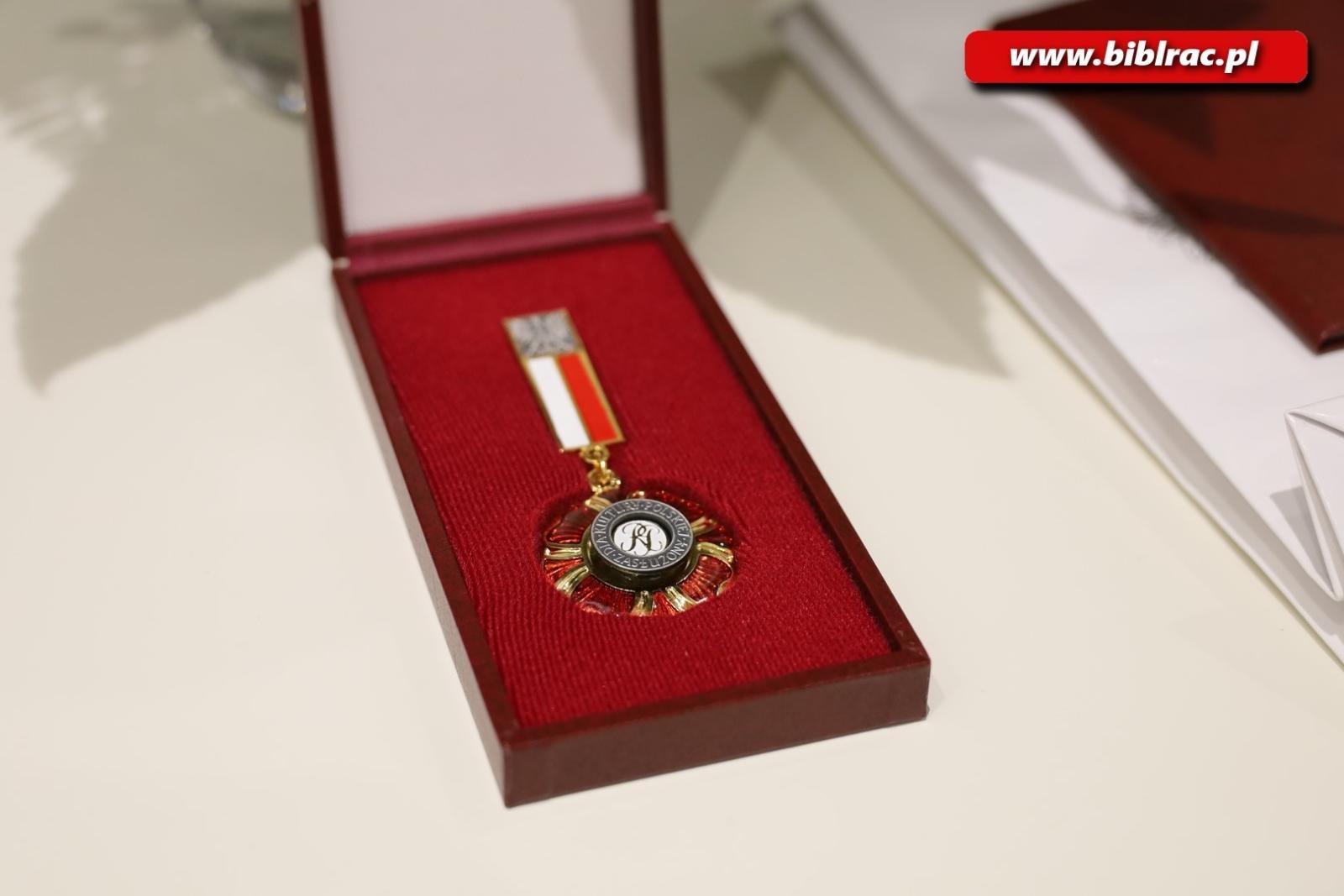 Zdjęcie w galerii na portalu naszraciborz.pl: Grażyna Drobek-Bukowska z medalem Zasłużony dla Kultury Polskiej wiadomości z regionu