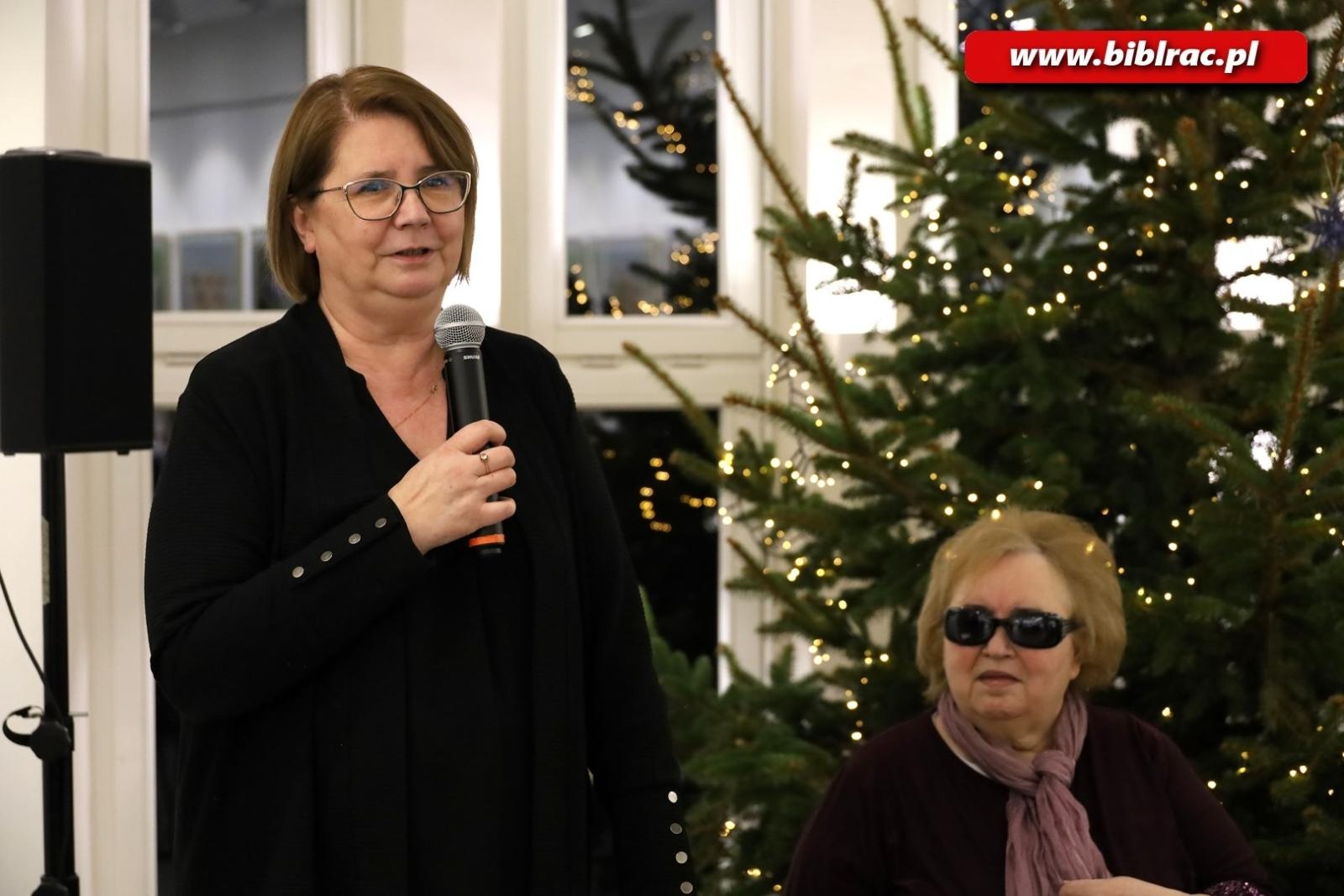 Zdjęcie w galerii na portalu naszraciborz.pl: Grażyna Drobek-Bukowska z medalem Zasłużony dla Kultury Polskiej wiadomości z regionu