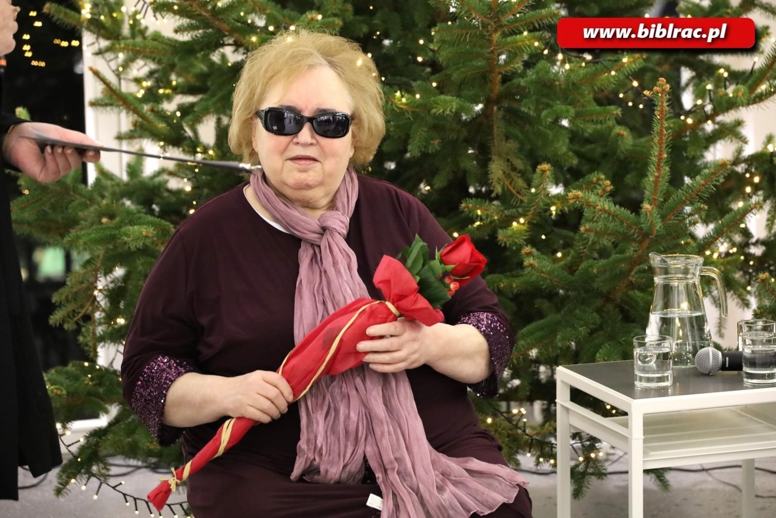 Zdjęcie w galerii na portalu naszraciborz.pl: Grażyna Drobek-Bukowska z medalem Zasłużony dla Kultury Polskiej wiadomości z regionu