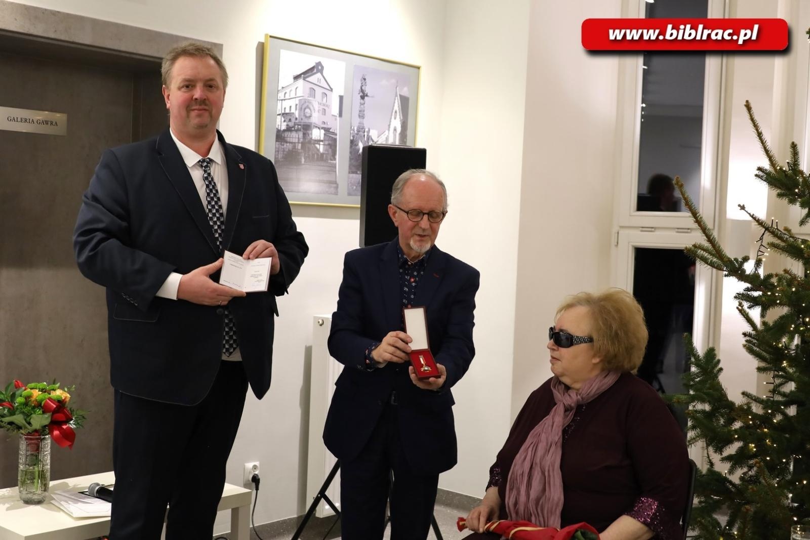 Zdjęcie w galerii na portalu naszraciborz.pl: Grażyna Drobek-Bukowska z medalem Zasłużony dla Kultury Polskiej wiadomości z regionu