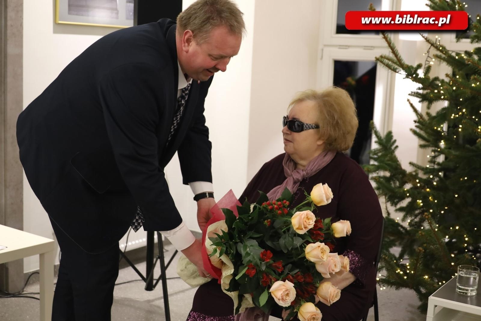 Zdjęcie w galerii na portalu naszraciborz.pl: Grażyna Drobek-Bukowska z medalem Zasłużony dla Kultury Polskiej wiadomości z regionu