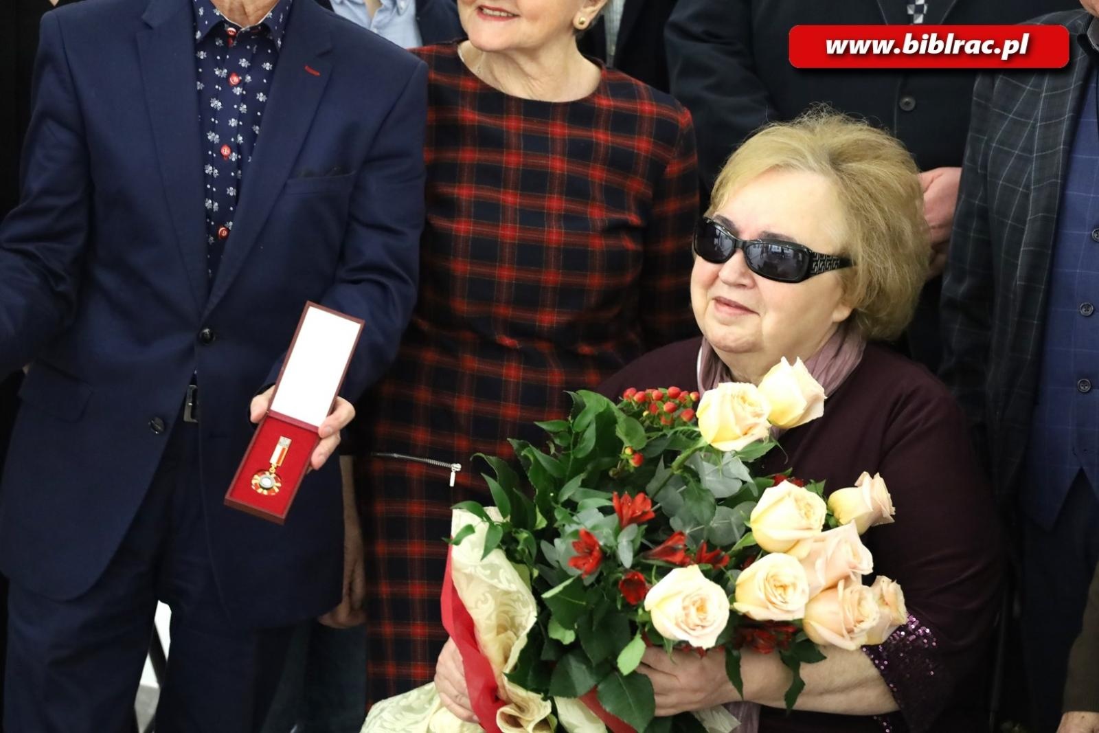 Zdjęcie w galerii na portalu naszraciborz.pl: Grażyna Drobek-Bukowska z medalem Zasłużony dla Kultury Polskiej wiadomości z regionu