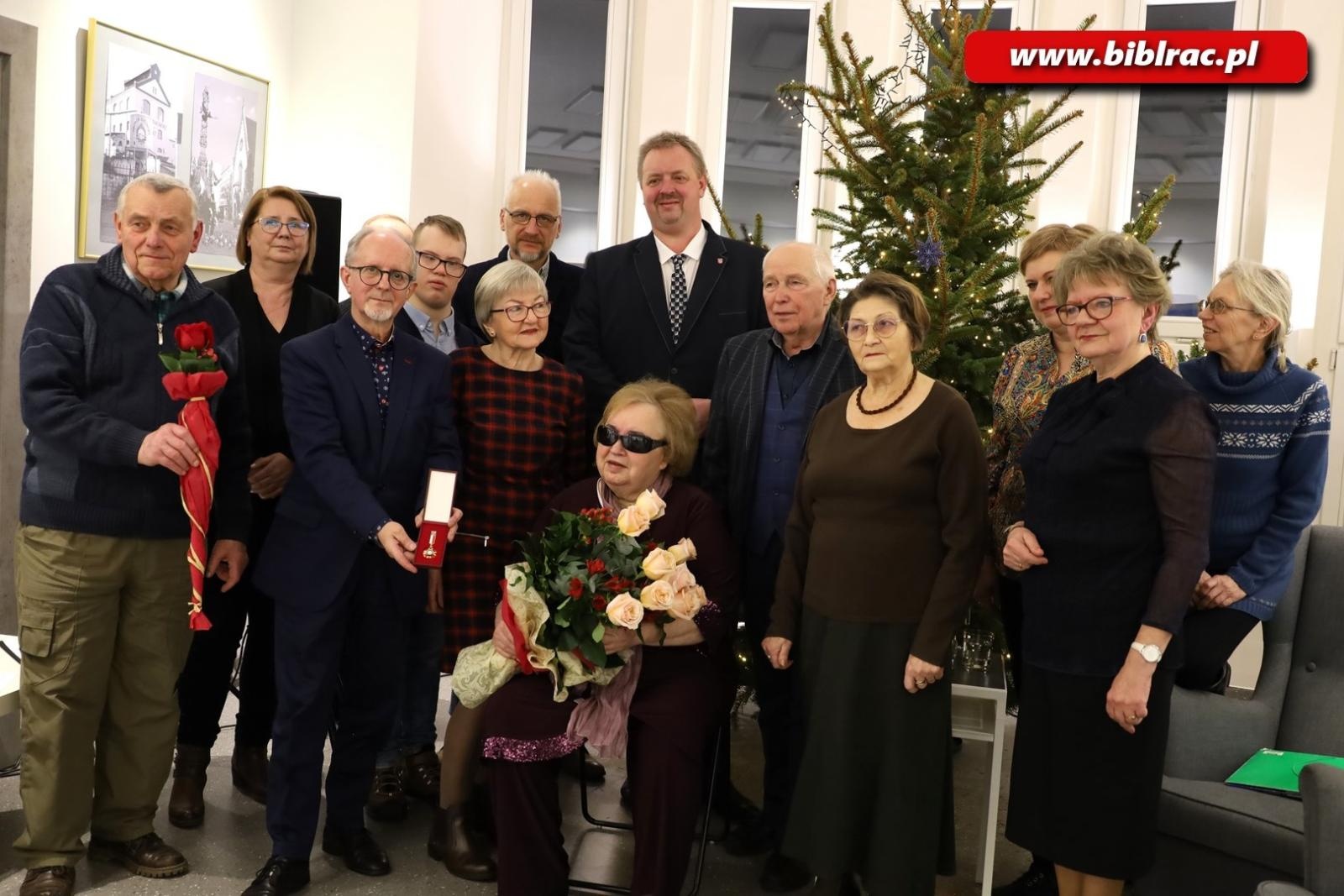 Zdjęcie w galerii na portalu naszraciborz.pl: Grażyna Drobek-Bukowska z medalem Zasłużony dla Kultury Polskiej wiadomości z regionu