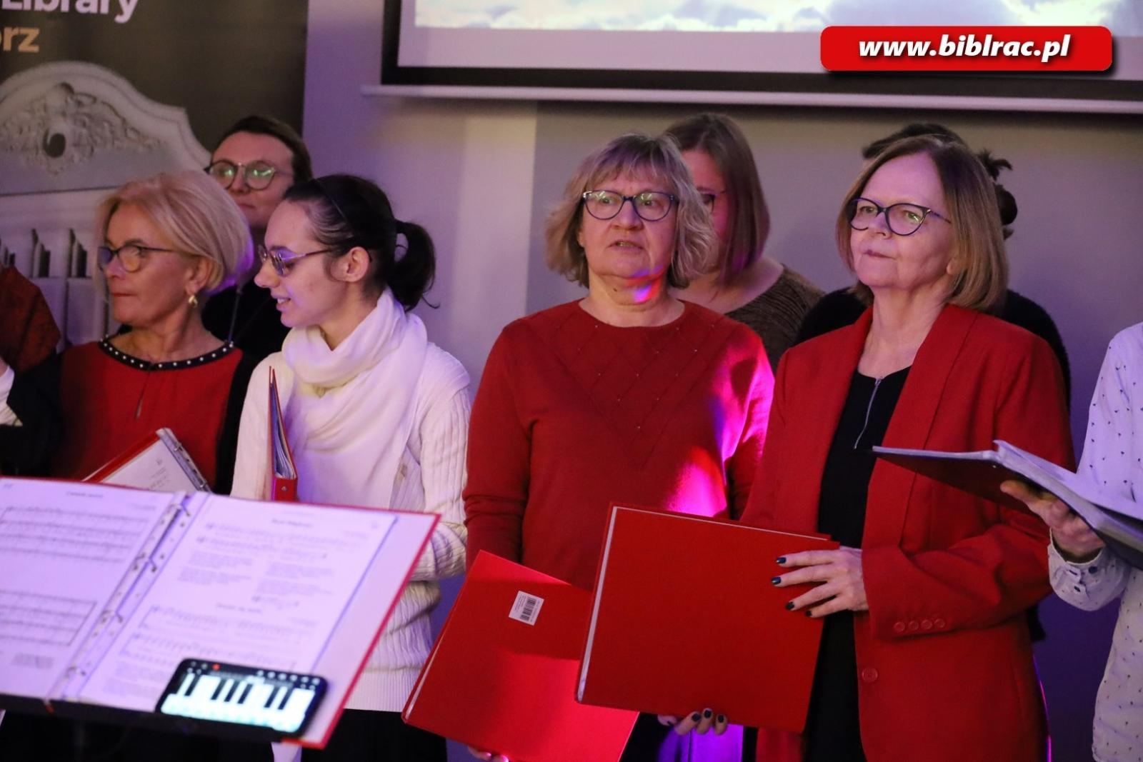 Zdjęcie w galerii na portalu naszraciborz.pl: Wieczór kolęd, pastorałek i pieśni adwentowych w raciborskiej bibliotece wiadomości z regionu