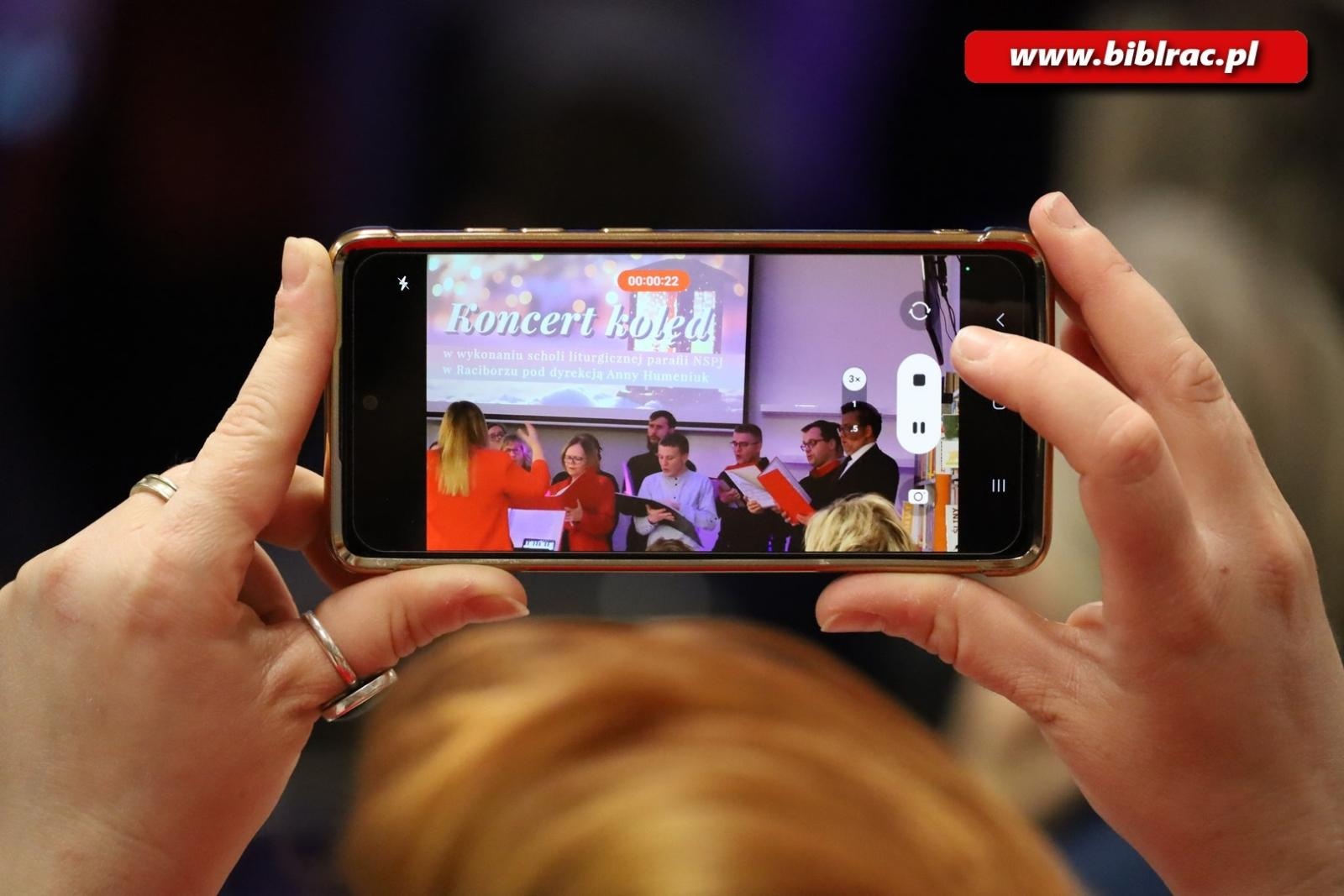 Zdjęcie w galerii na portalu naszraciborz.pl: Wieczór kolęd, pastorałek i pieśni adwentowych w raciborskiej bibliotece wiadomości z regionu