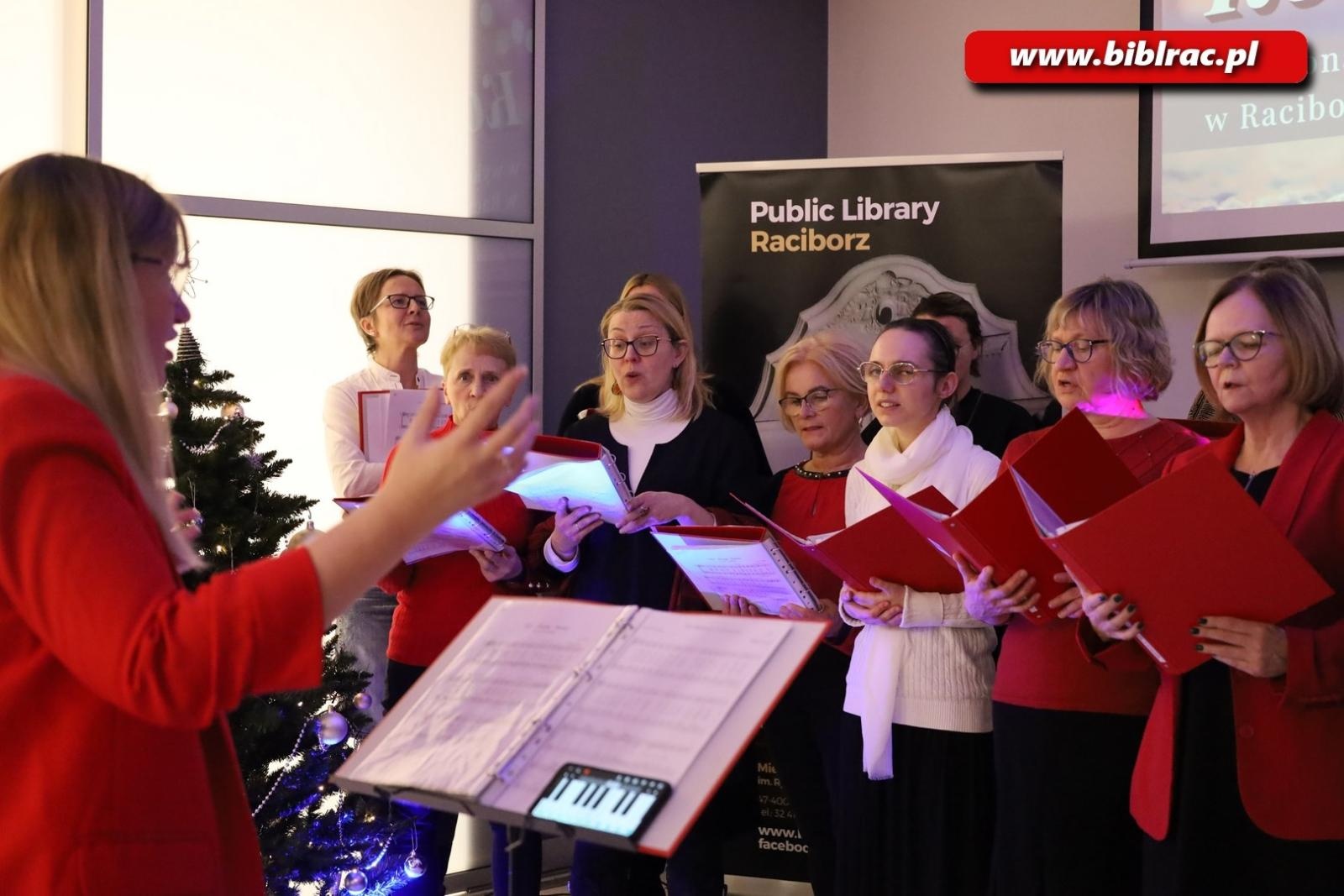 Zdjęcie w galerii na portalu naszraciborz.pl: Wieczór kolęd, pastorałek i pieśni adwentowych w raciborskiej bibliotece wiadomości z regionu