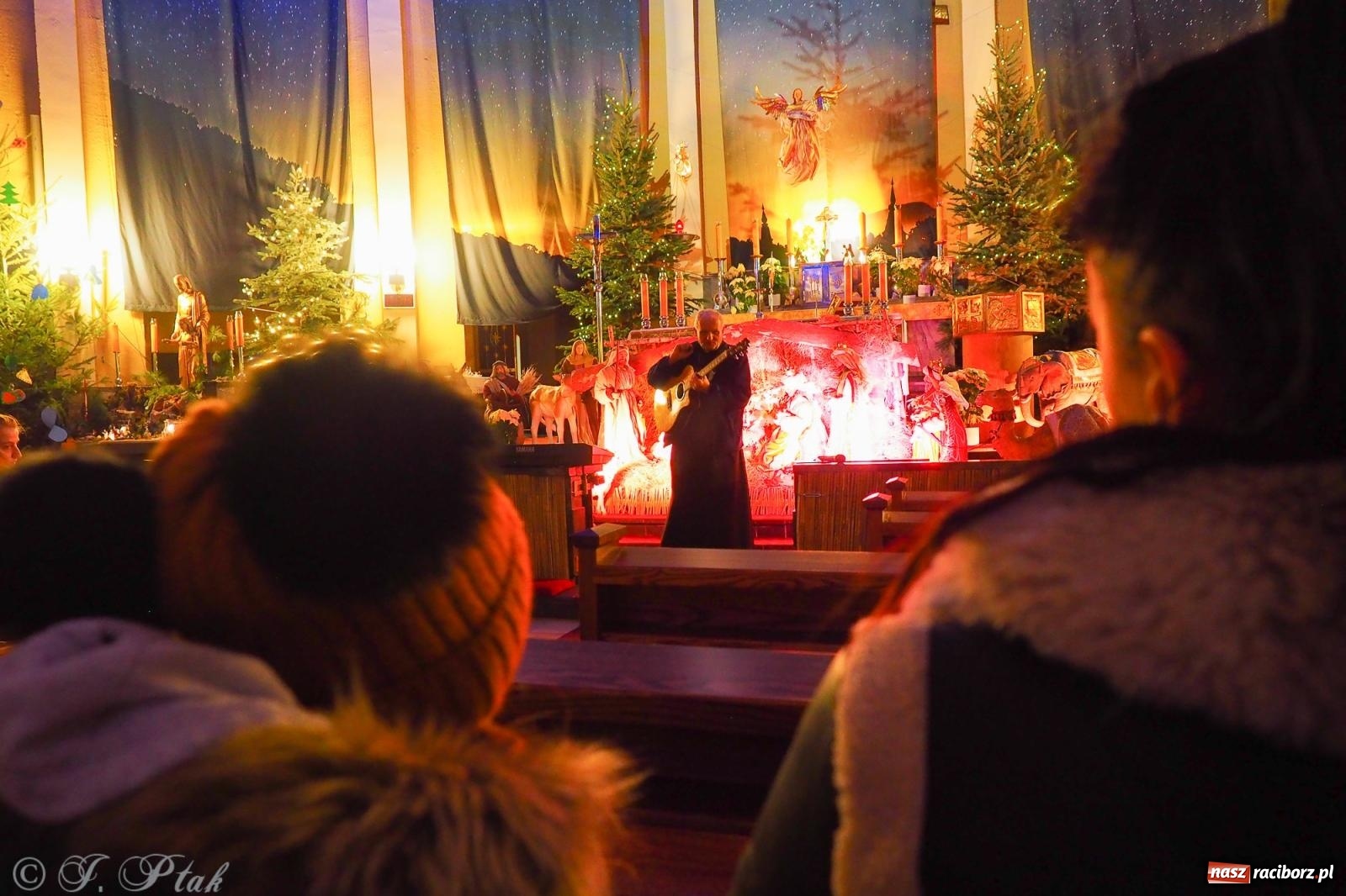 Zdjęcie w galerii na portalu naszraciborz.pl: Kolędowanie dla dzieci w kościele NSPJ wiadomości z regionu