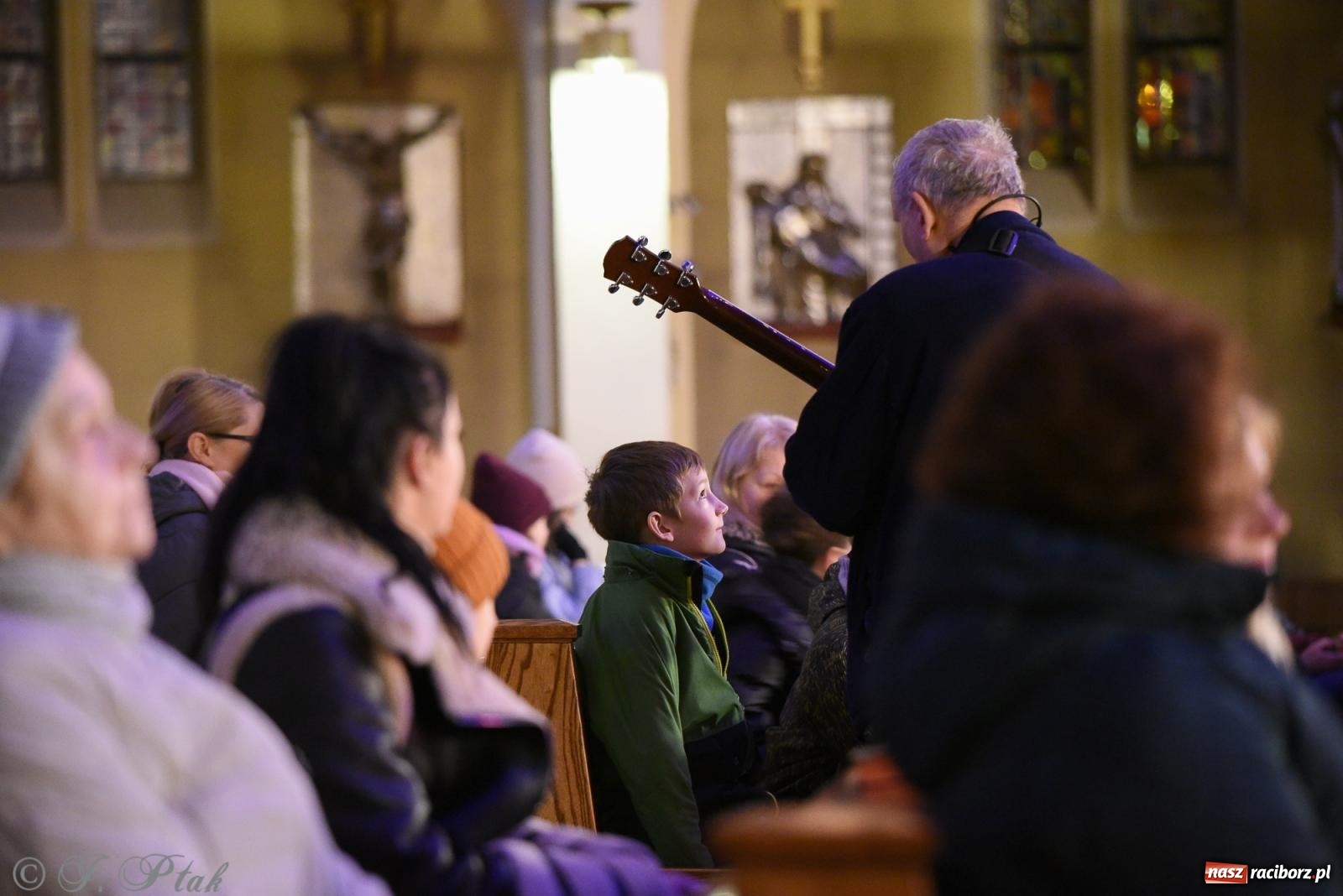 Zdjęcie w galerii na portalu naszraciborz.pl: Kolędowanie dla dzieci w kościele NSPJ wiadomości z regionu