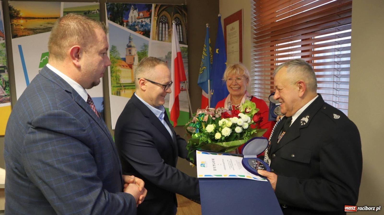 Zdjęcie w galerii na portalu naszraciborz.pl: Zasłużeni dla powiatu odebrali medale wiadomości z regionu