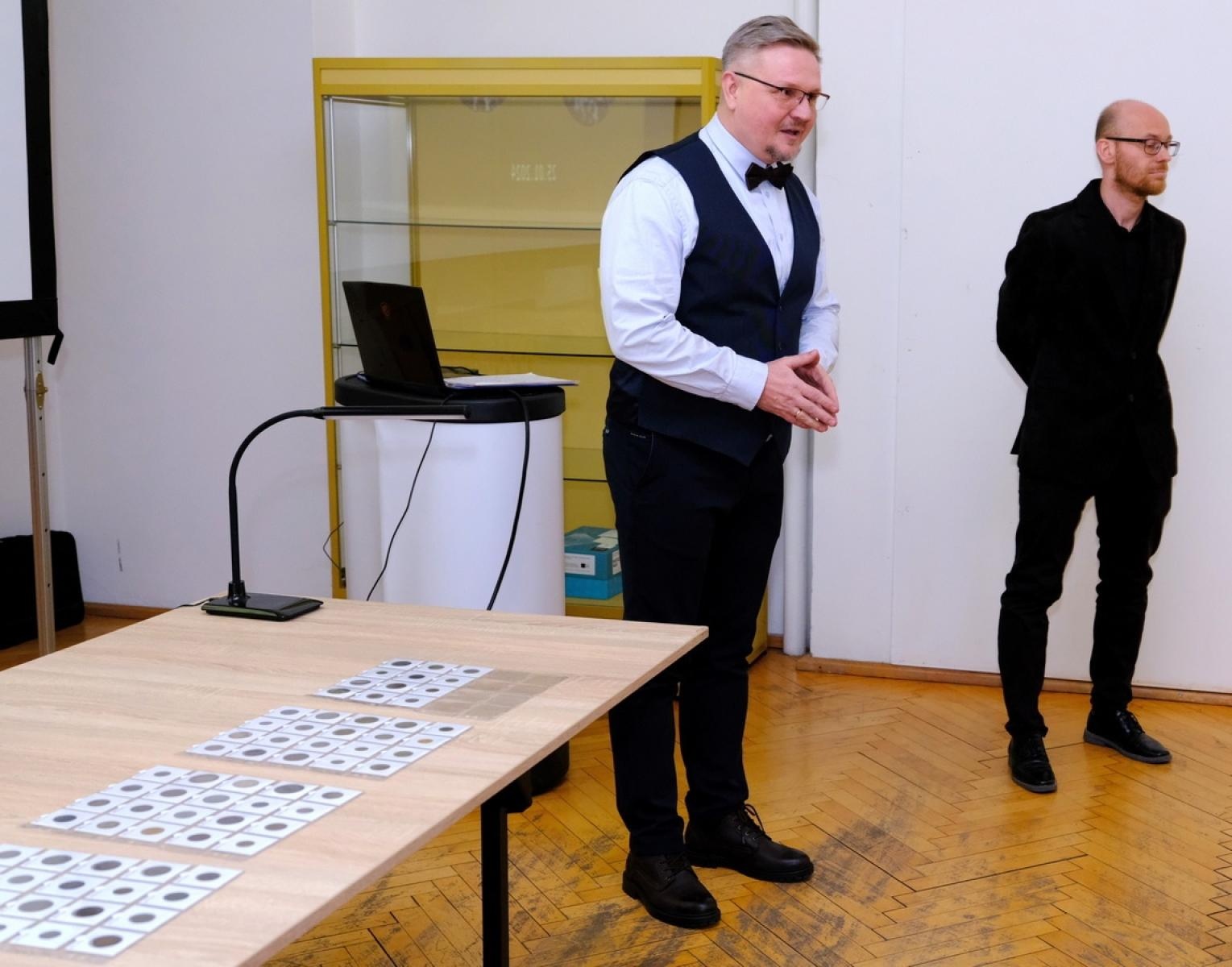 Zdjęcie w galerii na portalu naszraciborz.pl: Muzeum pochwaliło się swoimi numizmatami wiadomości z regionu