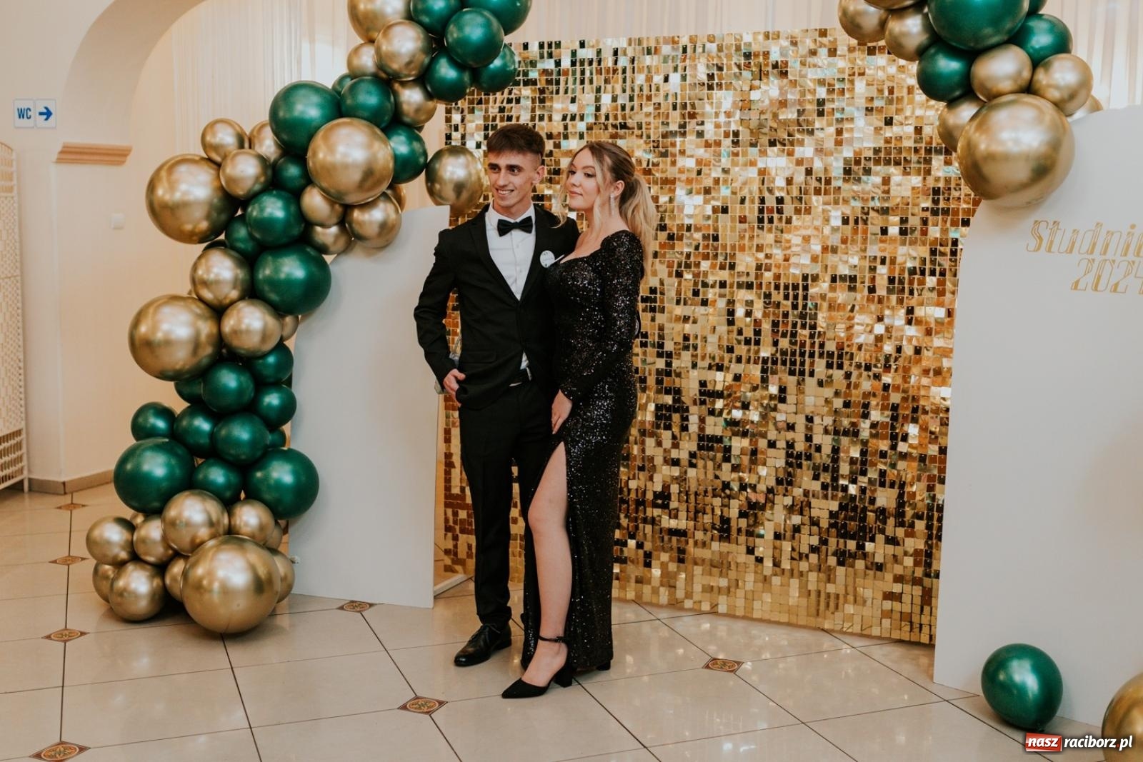 Zdjęcie w galerii na portalu naszraciborz.pl: Piękni i młodzi. Bal studniówkowy Ekonomika na bis! [FOTO] wiadomości z regionu