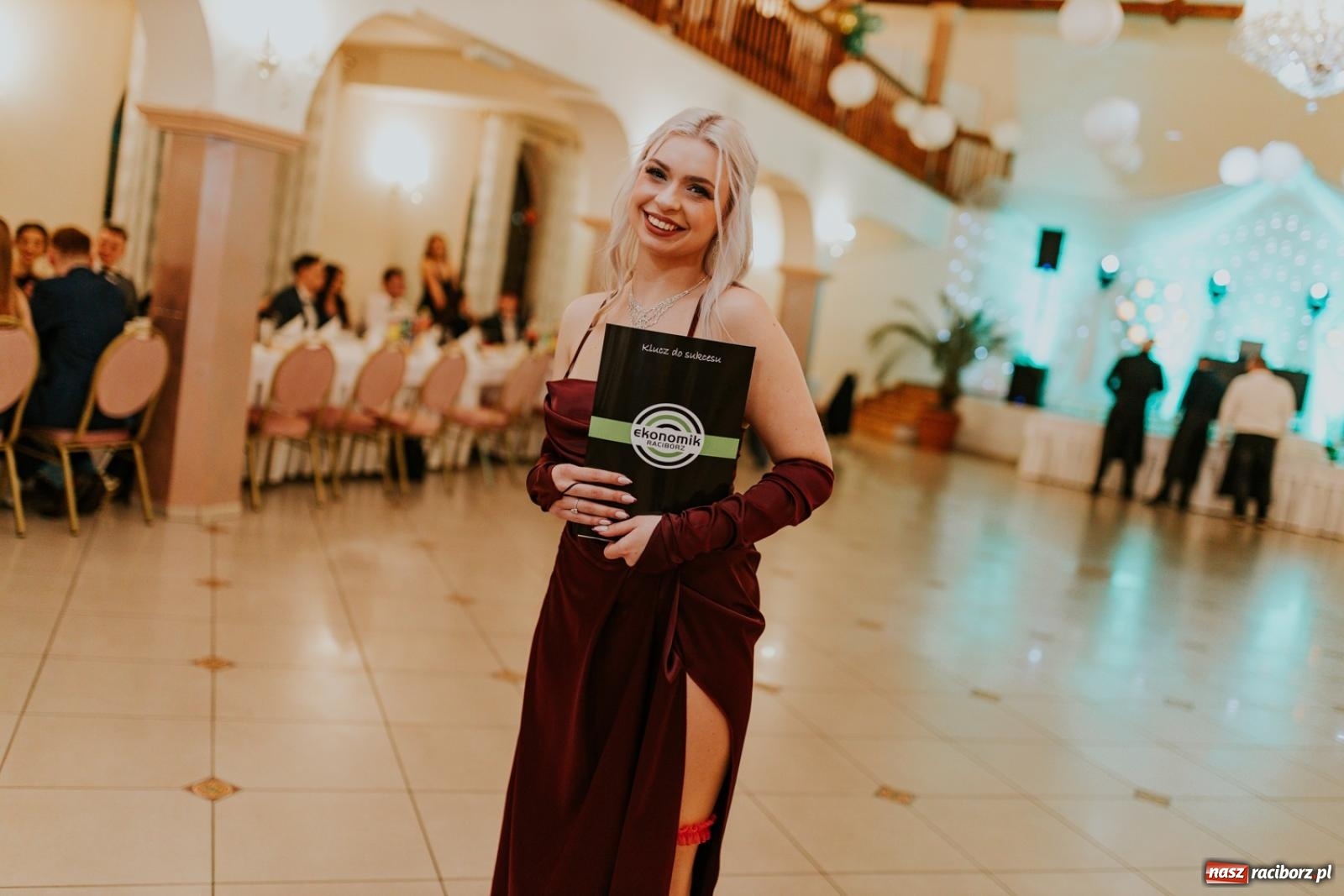 Zdjęcie w galerii na portalu naszraciborz.pl: Piękni i młodzi. Bal studniówkowy Ekonomika na bis! [FOTO] wiadomości z regionu