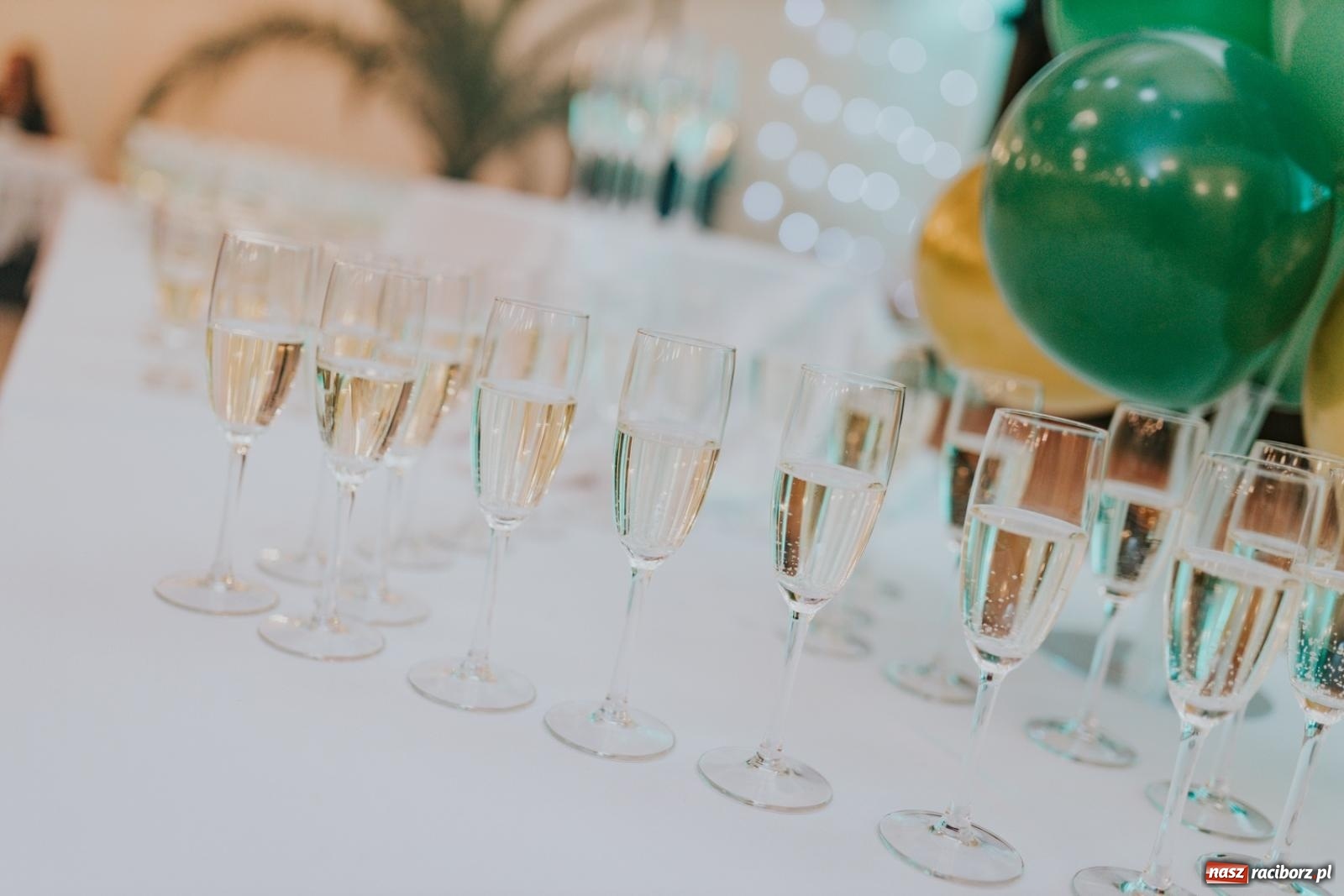 Zdjęcie w galerii na portalu naszraciborz.pl: Piękni i młodzi. Bal studniówkowy Ekonomika na bis! [FOTO] wiadomości z regionu