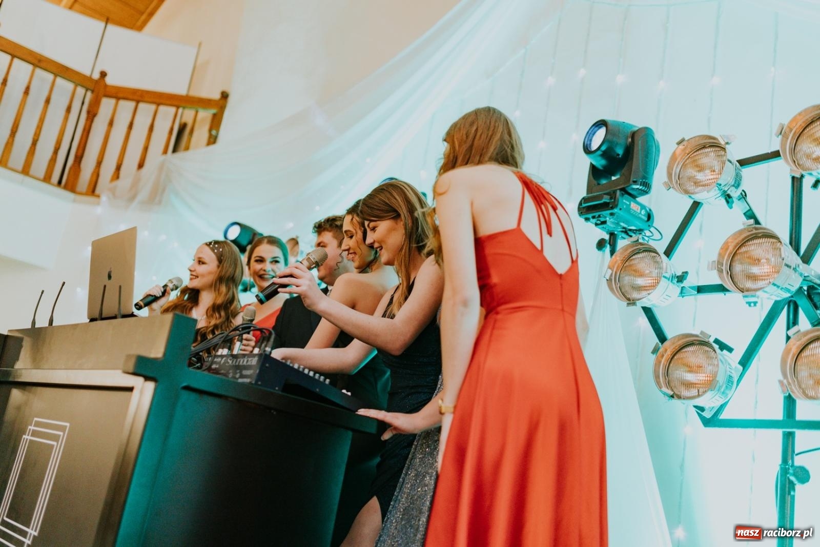 Zdjęcie w galerii na portalu naszraciborz.pl: Piękni i młodzi. Bal studniówkowy Ekonomika na bis! [FOTO] wiadomości z regionu