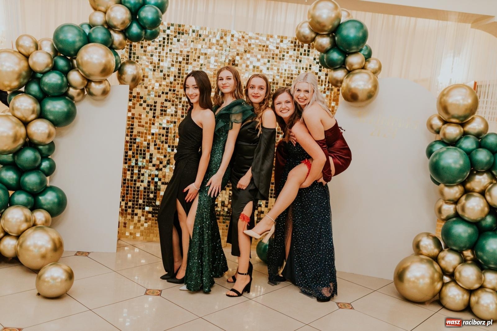 Zdjęcie w galerii na portalu naszraciborz.pl: Piękni i młodzi. Bal studniówkowy Ekonomika na bis! [FOTO] wiadomości z regionu