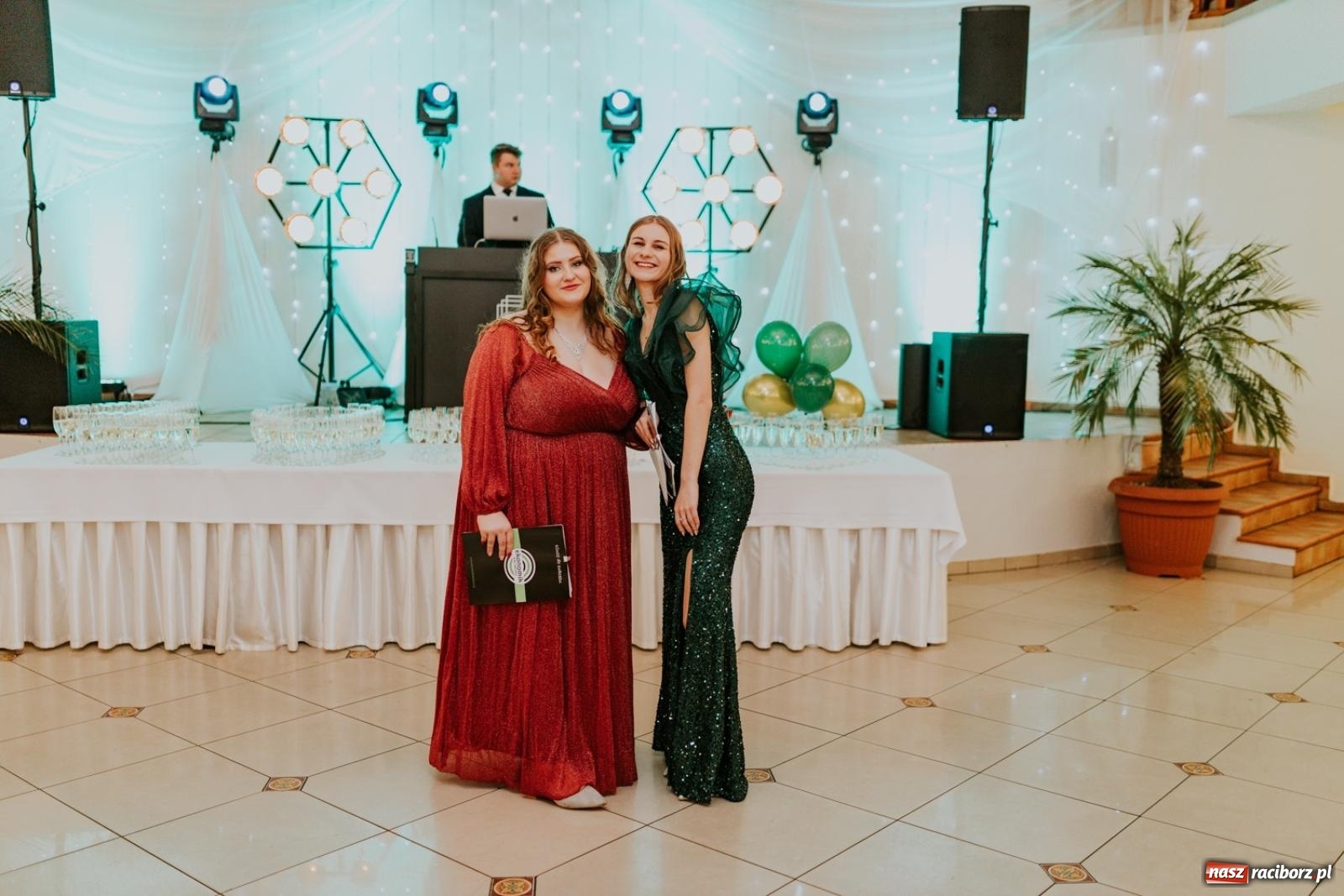 Zdjęcie w galerii na portalu naszraciborz.pl: Piękni i młodzi. Bal studniówkowy Ekonomika na bis! [FOTO] wiadomości z regionu