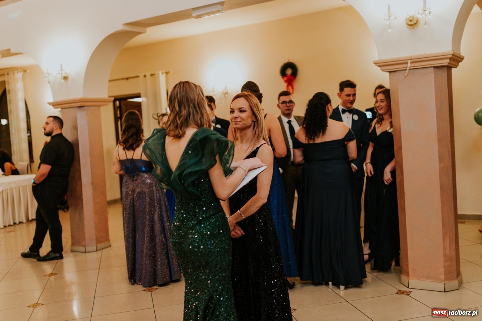 Zdjęcie w galerii na portalu naszraciborz.pl: Piękni i młodzi. Bal studniówkowy Ekonomika na bis! [FOTO] wiadomości z regionu