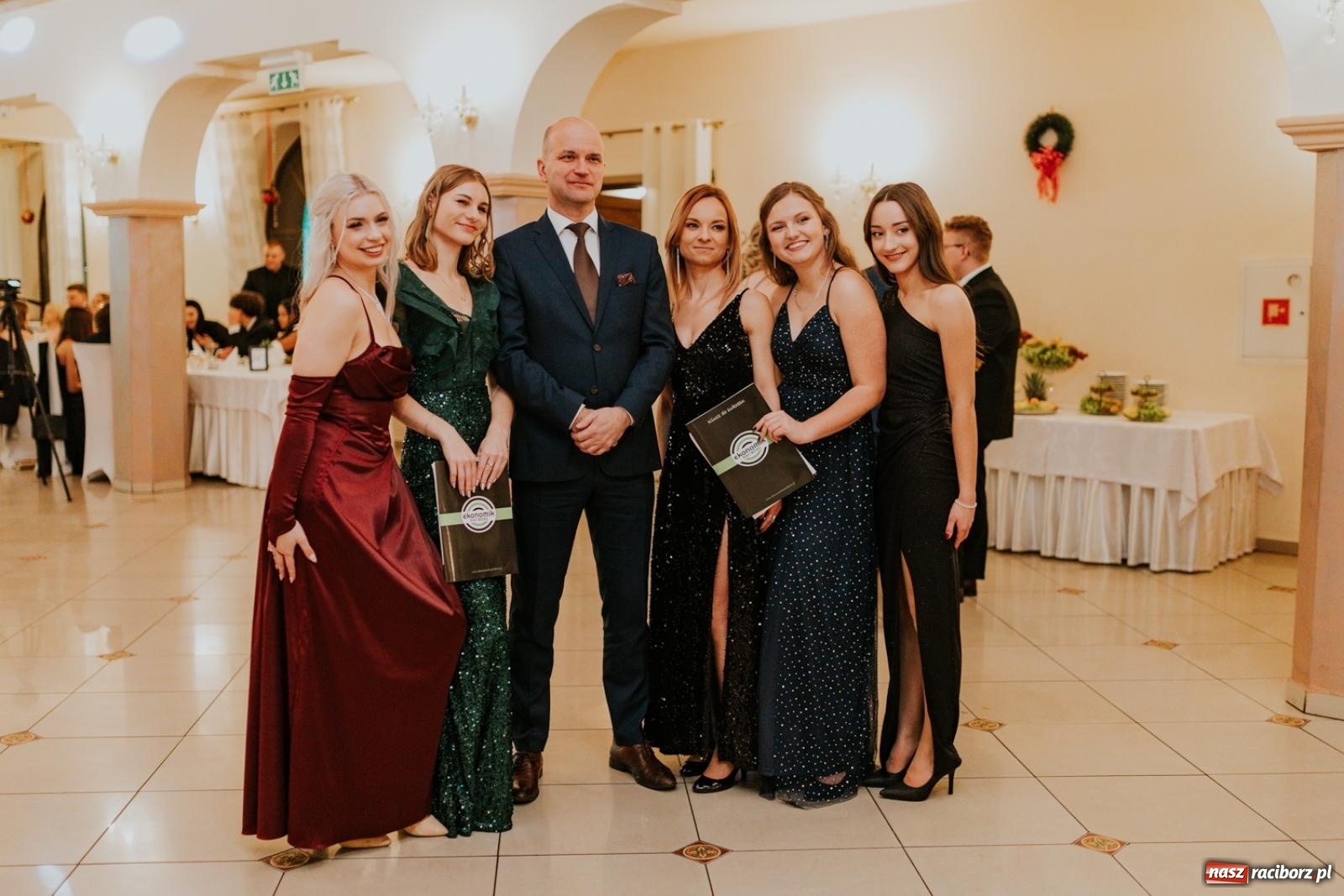 Zdjęcie w galerii na portalu naszraciborz.pl: Piękni i młodzi. Bal studniówkowy Ekonomika na bis! [FOTO] wiadomości z regionu