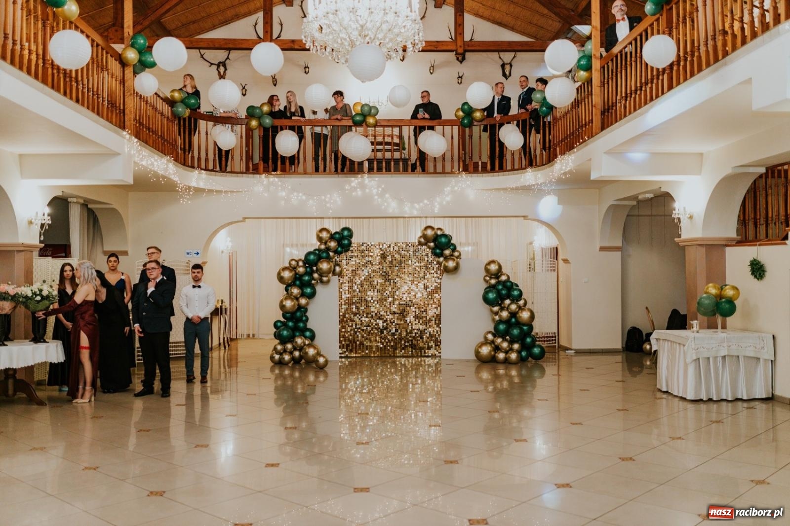 Zdjęcie w galerii na portalu naszraciborz.pl: Piękni i młodzi. Bal studniówkowy Ekonomika na bis! [FOTO] wiadomości z regionu