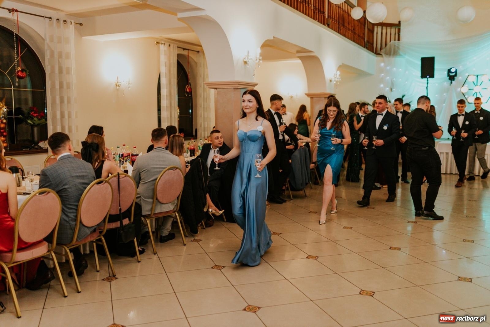 Zdjęcie w galerii na portalu naszraciborz.pl: Piękni i młodzi. Bal studniówkowy Ekonomika na bis! [FOTO] wiadomości z regionu