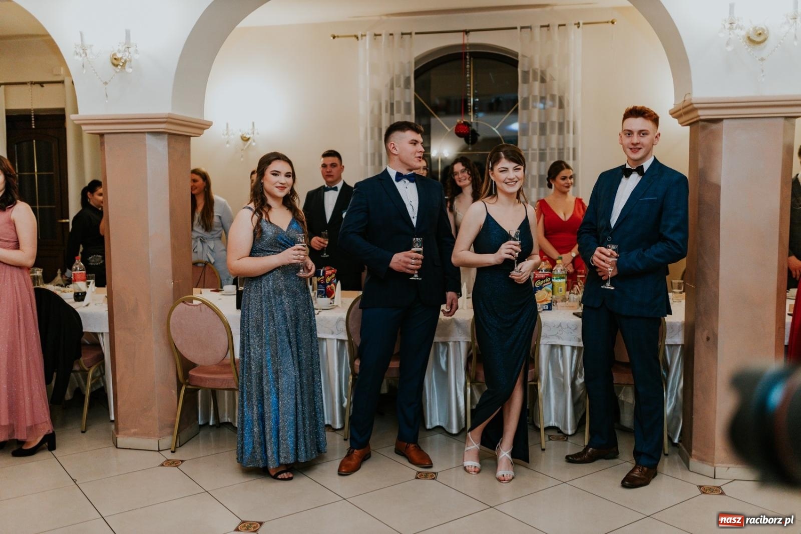 Zdjęcie w galerii na portalu naszraciborz.pl: Piękni i młodzi. Bal studniówkowy Ekonomika na bis! [FOTO] wiadomości z regionu